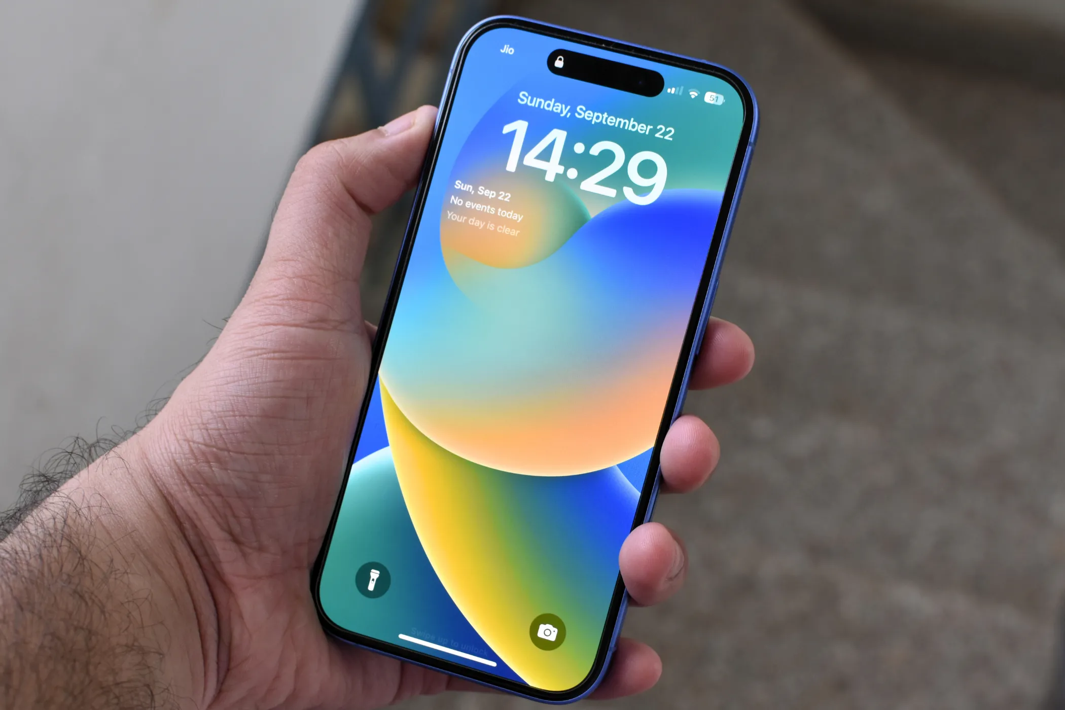 Hình ảnh điện thoại iPhone, minh họa độ sáng màn hình và các thông số hiển thị.