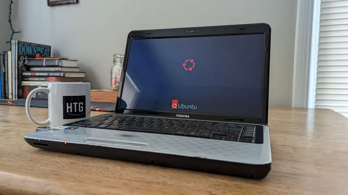 Hình ảnh một chiếc laptop đang chạy Linux, minh họa sự đa dạng của các trình quản lý gói.
