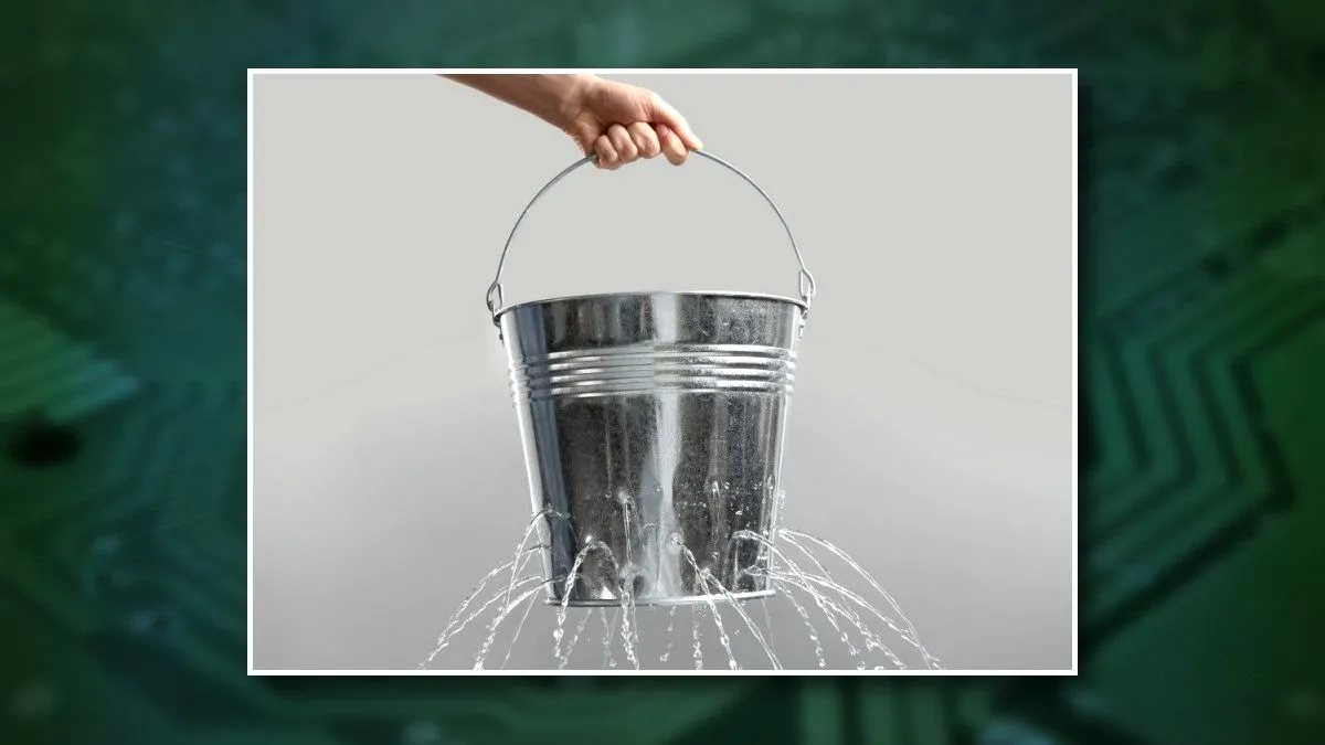 Hình ảnh một chiếc xô bị rò rỉ nước, tượng trưng cho lỗi rò rỉ bộ nhớ trong lập trình