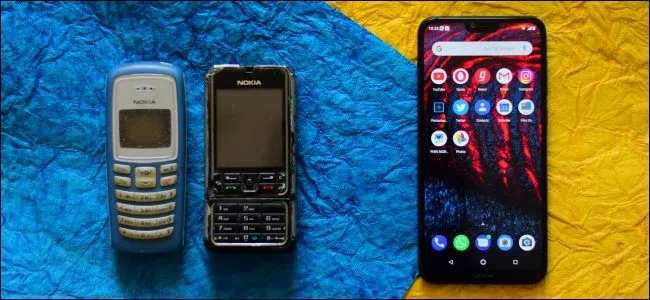 Hình ảnh so sánh giữa điện thoại &quot;cục gạch&quot; (feature phone) và điện thoại thông minh (smartphone) hiện đại, thể hiện sự khác biệt về thiết kế và chức năng.