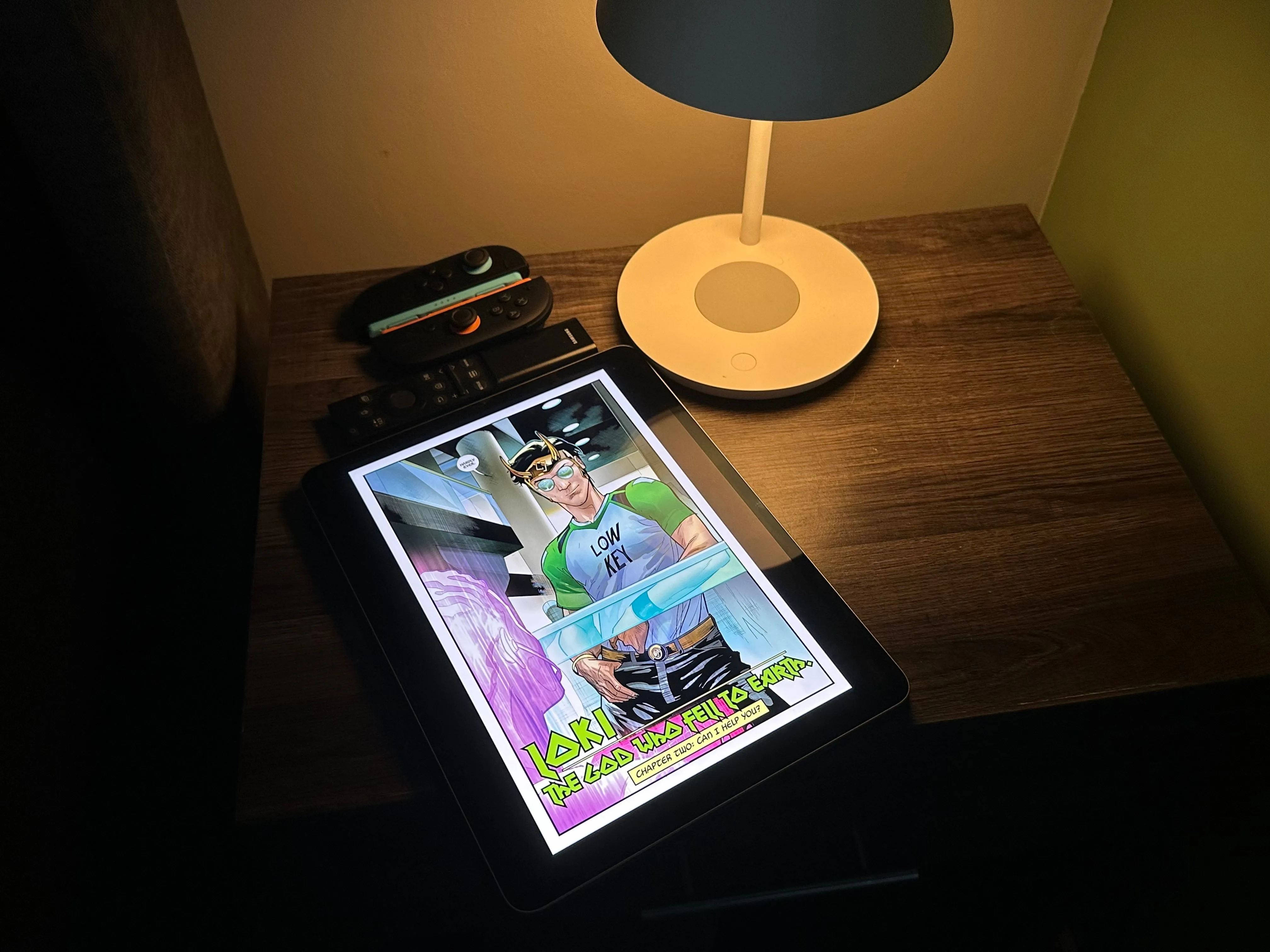 iPad hiển thị truyện tranh Loki trên Marvel Unlimited đặt cạnh giường