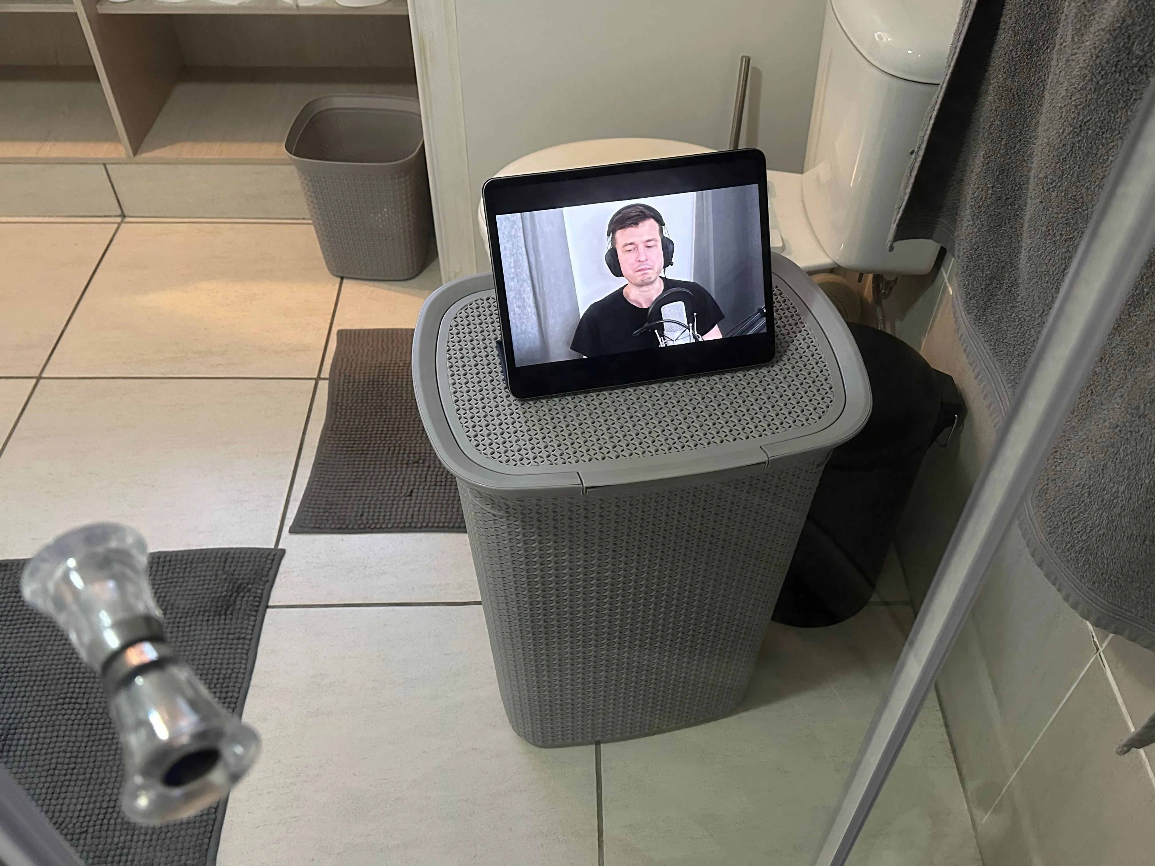 iPad phát video YouTube qua cửa phòng tắm, tiện ích giải trí mọi lúc