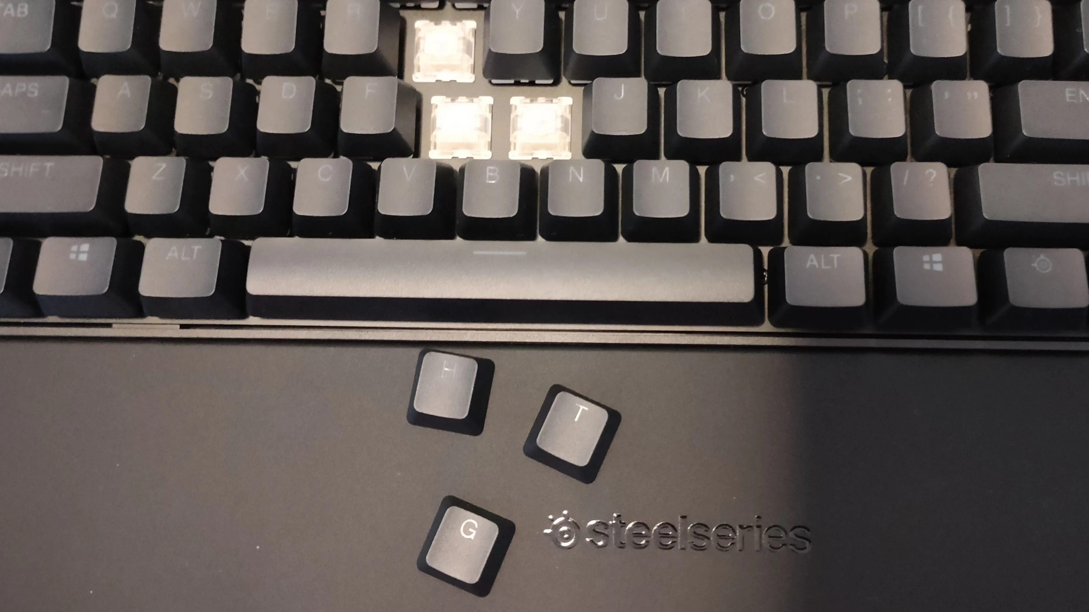 Keycap được tháo rời từ bàn phím SteelSeries Apex Pro Gen 3 Wireless