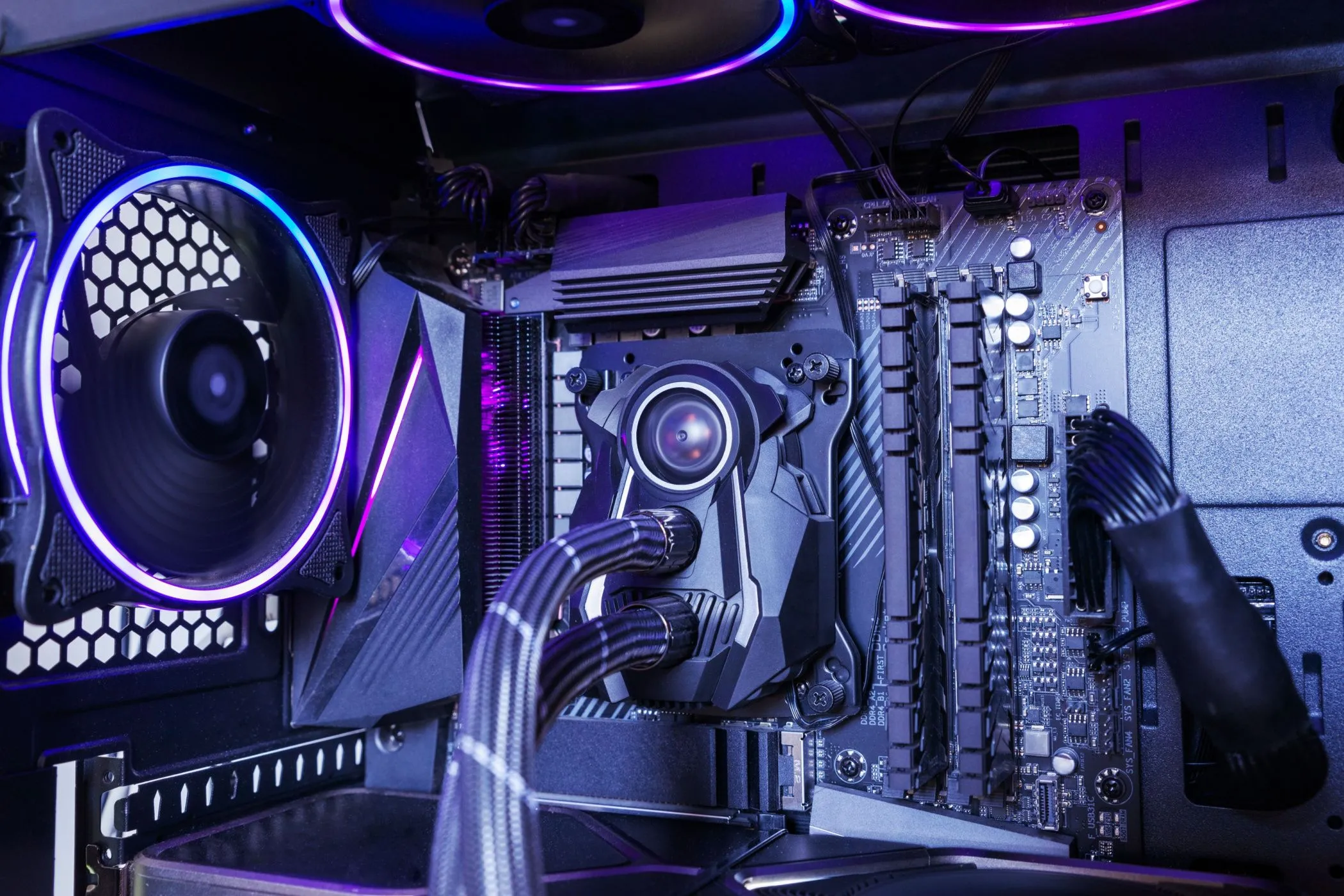 Khối tản nhiệt CPU AIO với quạt RGB bên trong máy tính, thể hiện hệ thống làm mát linh hoạt.