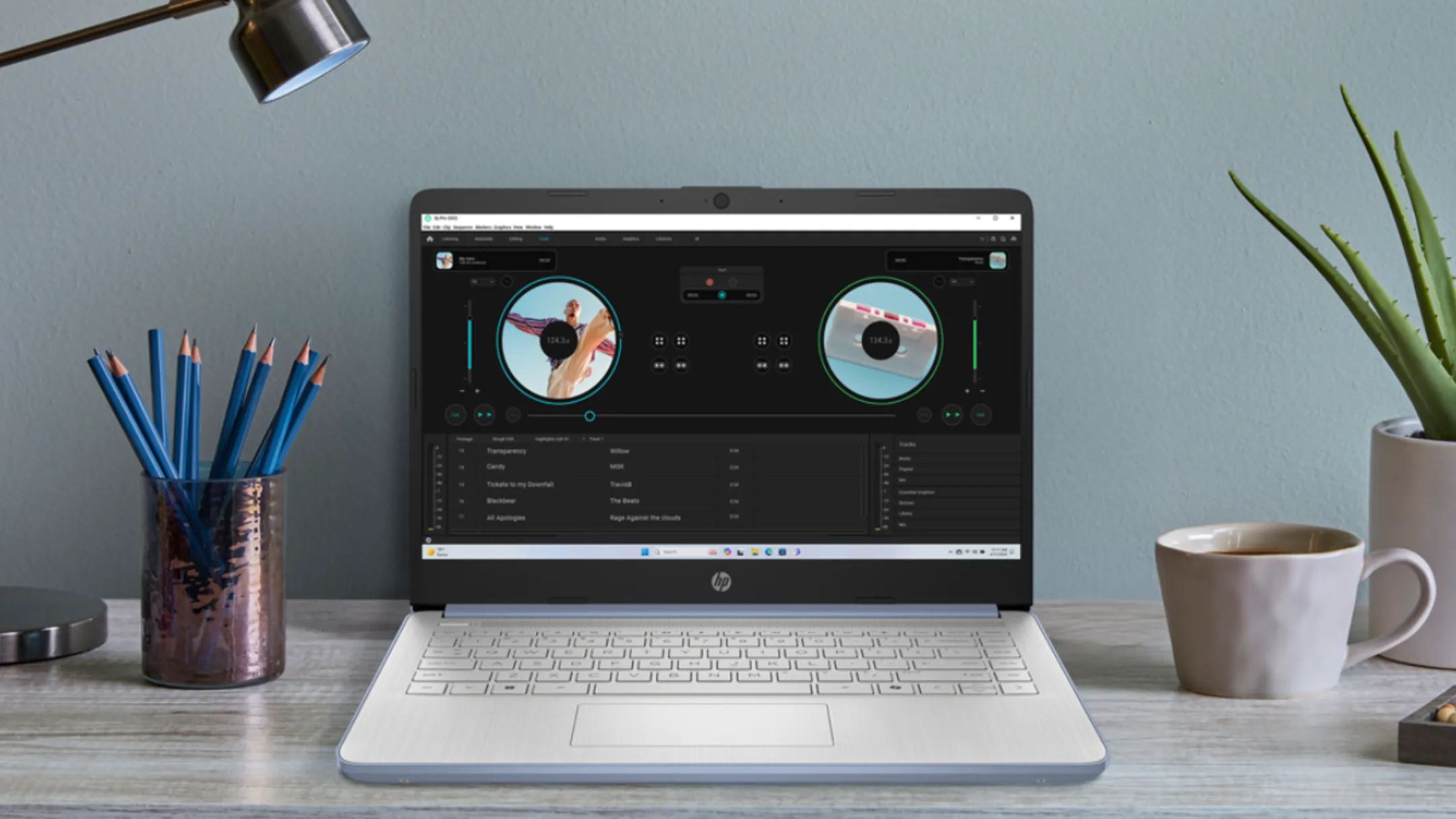 Laptop HP 14 đang sử dụng trên bàn làm việc, hiển thị bàn phím và màn hình