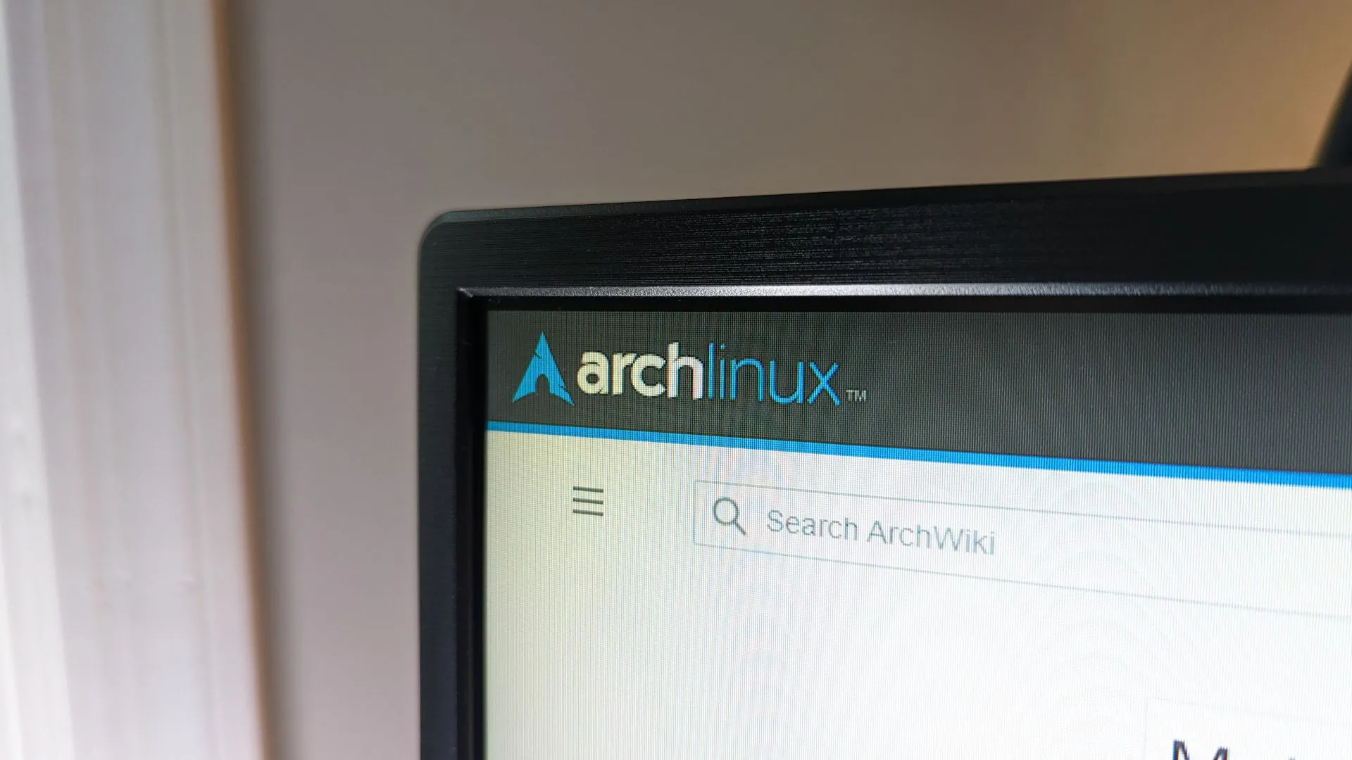 Logo Arch Linux và giao diện website ArchWiki, minh họa sự tin cậy của cộng đồng vào systemd