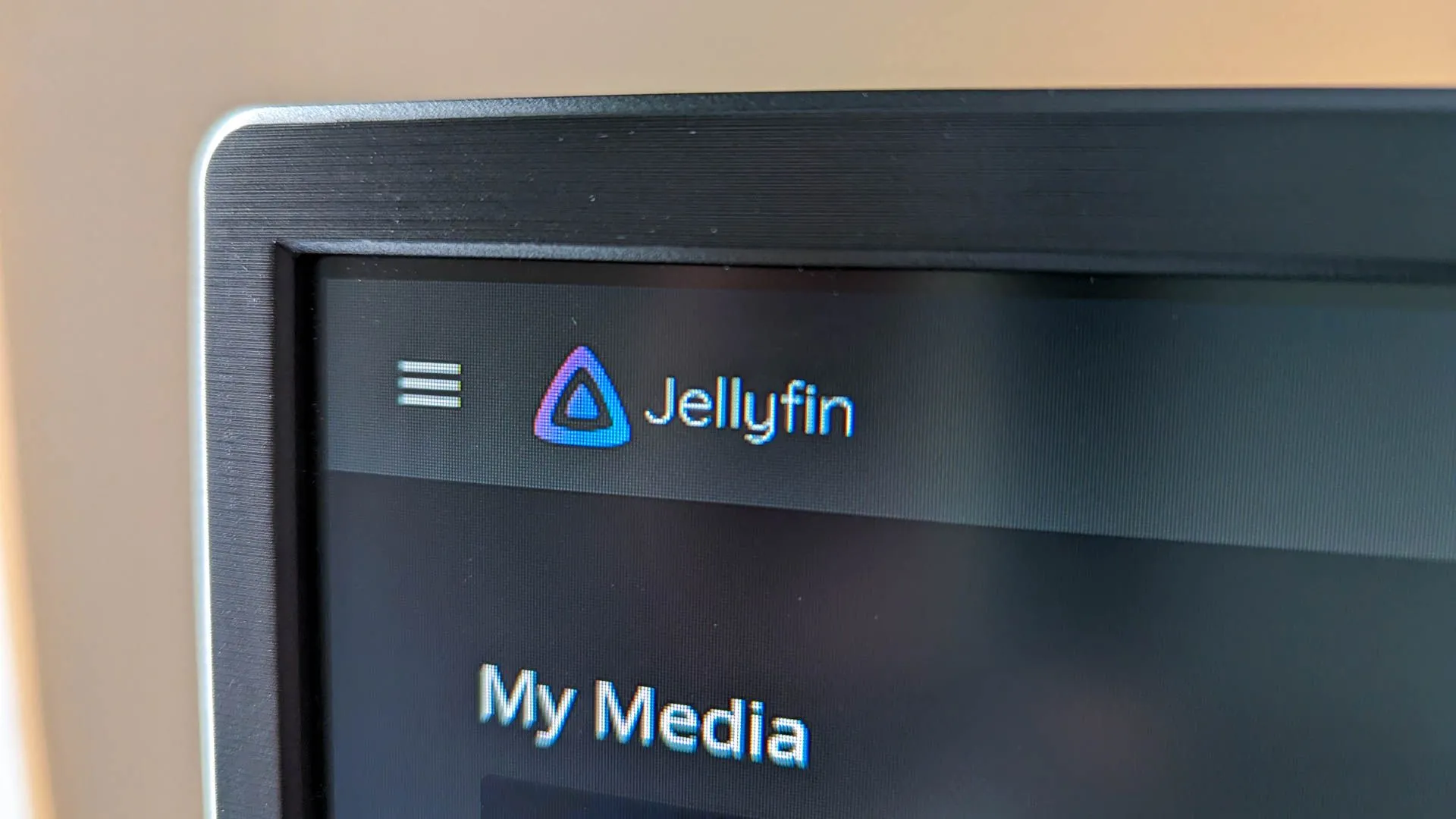 Logo Jellyfin media server trên màn hình máy tính