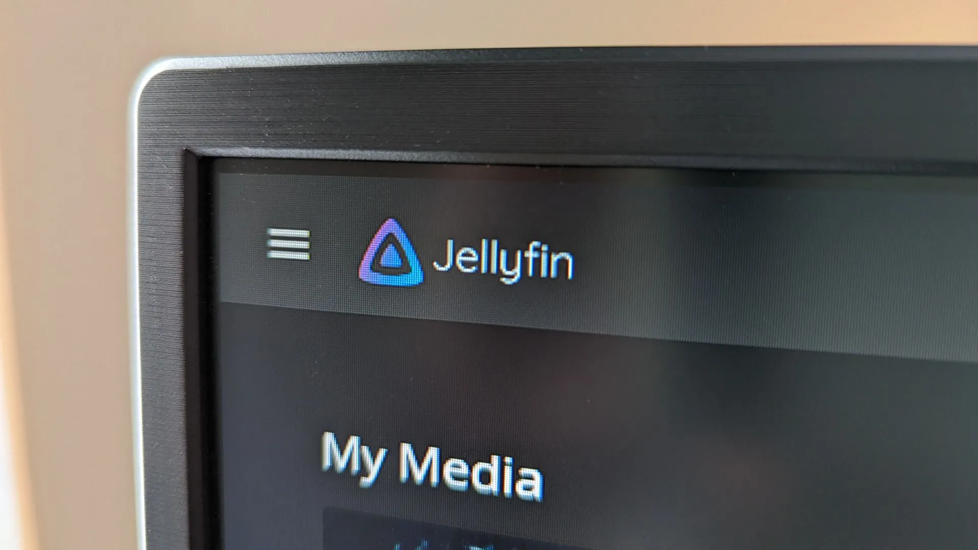 Logo Jellyfin trên màn hình máy tính, đại diện cho giải pháp máy chủ media miễn phí và mã nguồn mở cho gia đình.