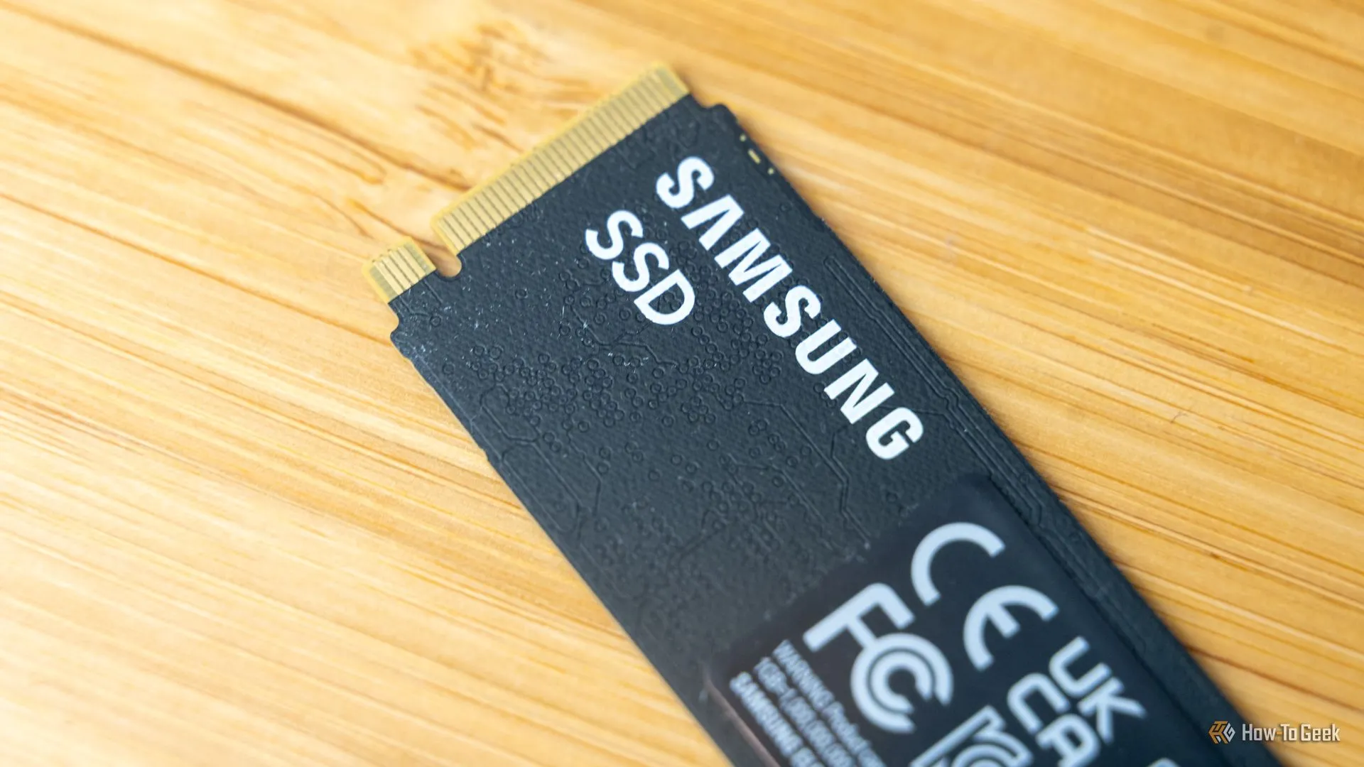 Logo Samsung trên mặt sau của một ổ SSD NVMe tốc độ cao, lý tưởng cho cache và khởi động NAS