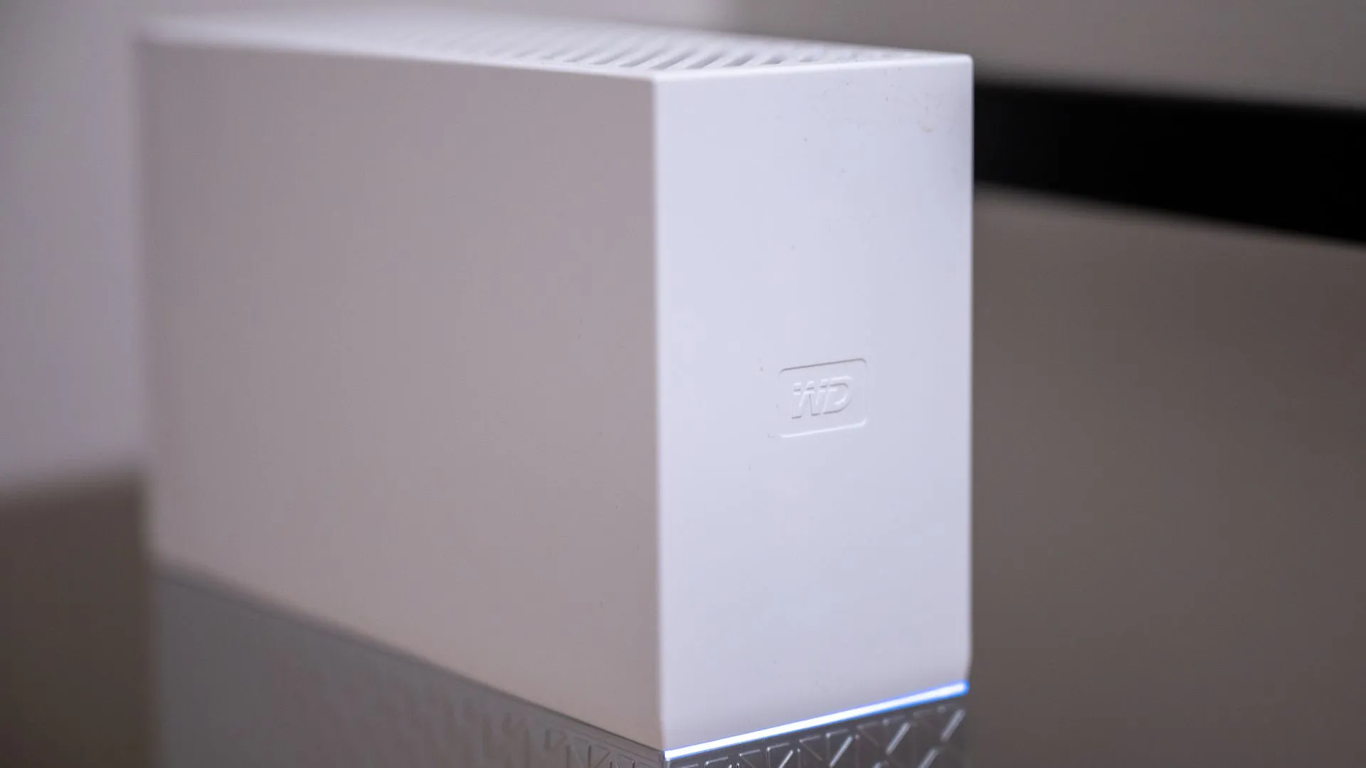 Logo WD trên thiết bị Western Digital My Cloud Home