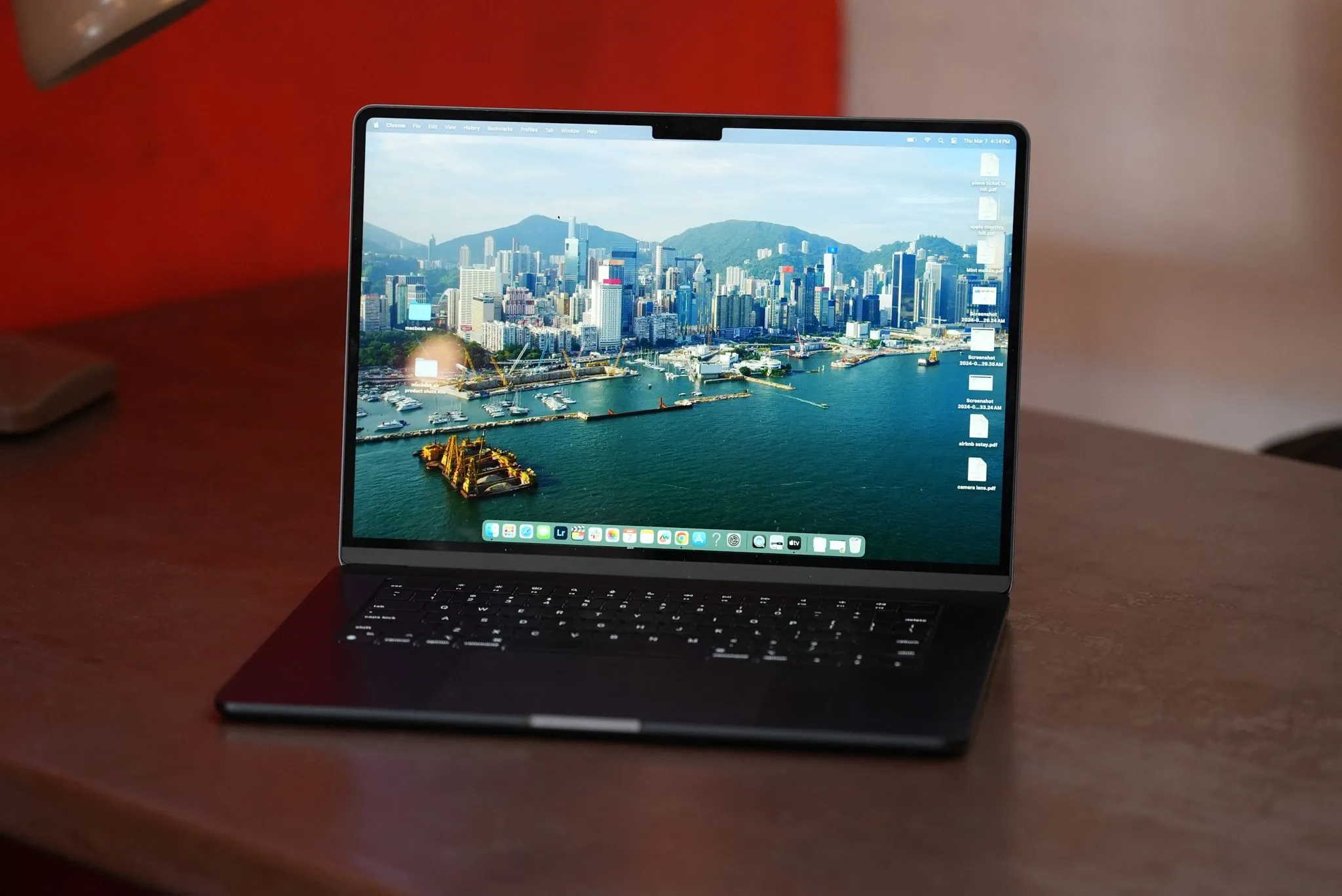 MacBook Air M3 màu xanh trên bàn, minh họa cho lựa chọn phù hợp với đa số người dùng khi mua MacBook đã qua sử dụng