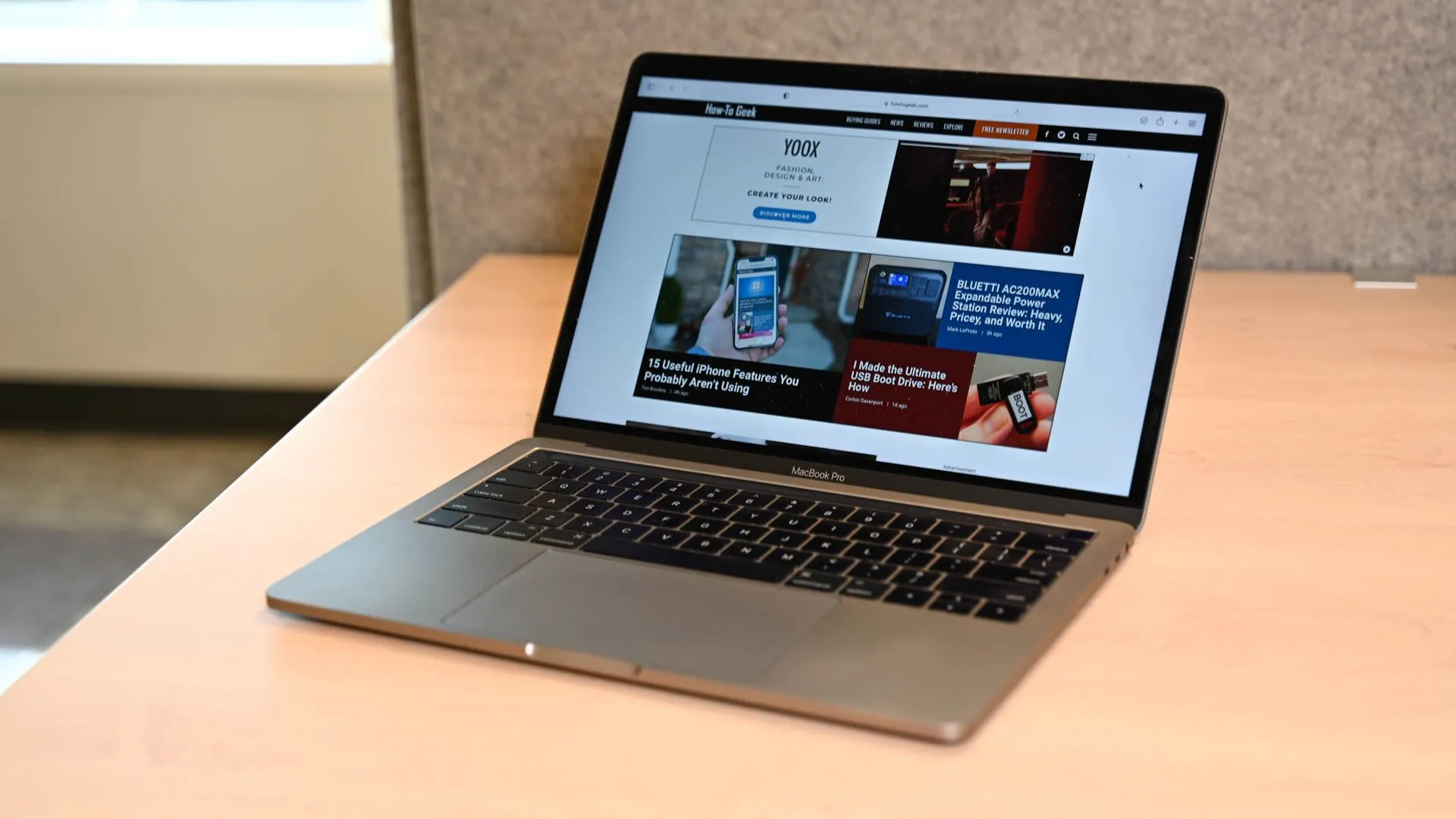 MacBook Pro mở trang web How-To Geek, thể hiện khả năng làm việc