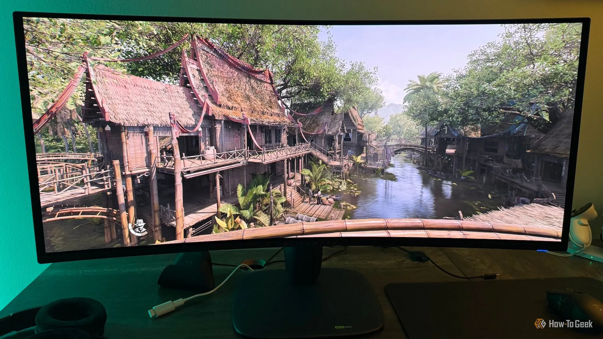 Màn hình Alienware AW3425DW hiển thị cảnh quan thị trấn sôi động từ game Indiana Jones and the Great Circle với hiệu ứng HDR tuyệt đẹp.