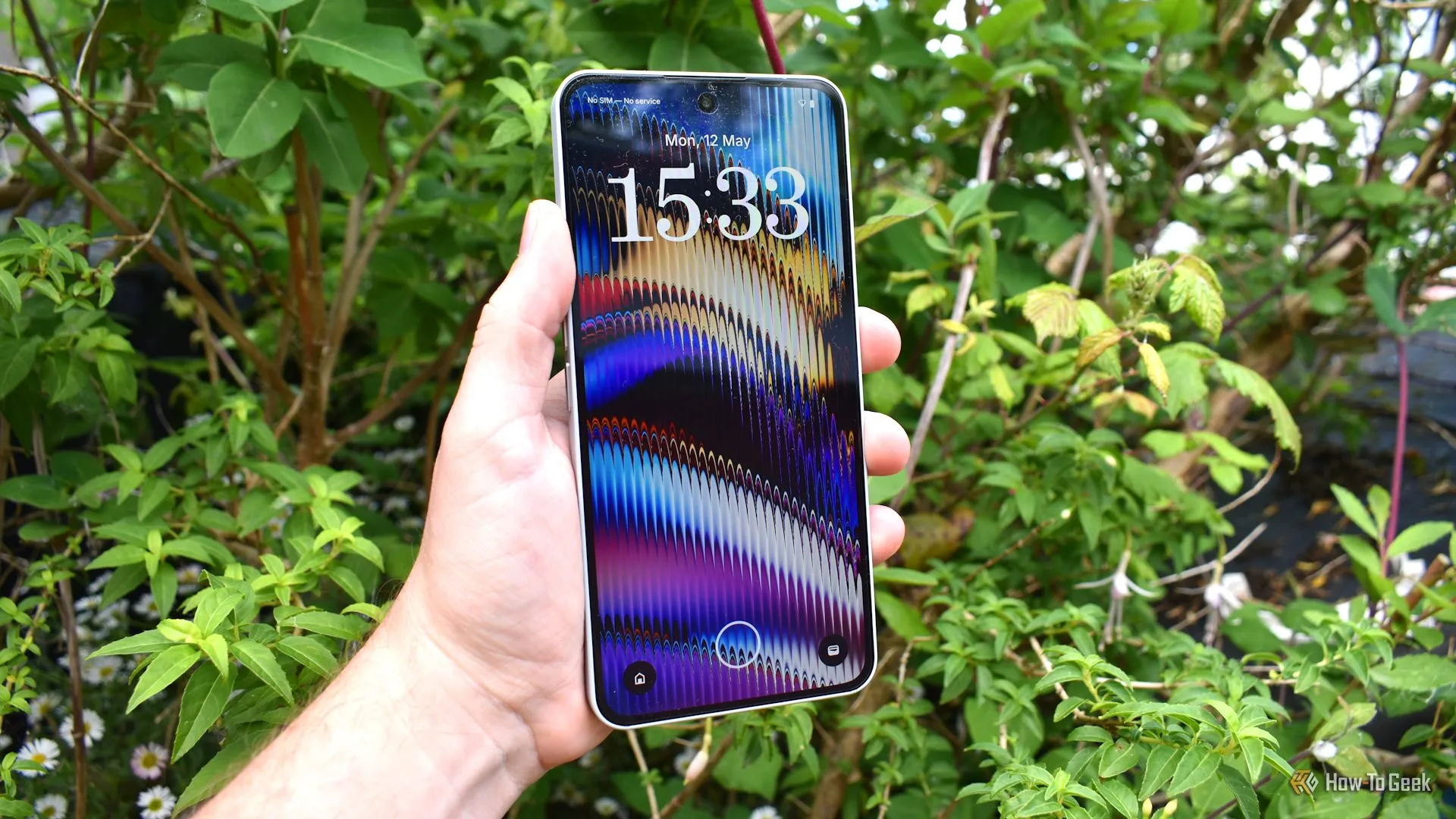 Màn hình AMOLED rực rỡ của Nothing Phone (3a) Pro hiển thị ngoài trời.