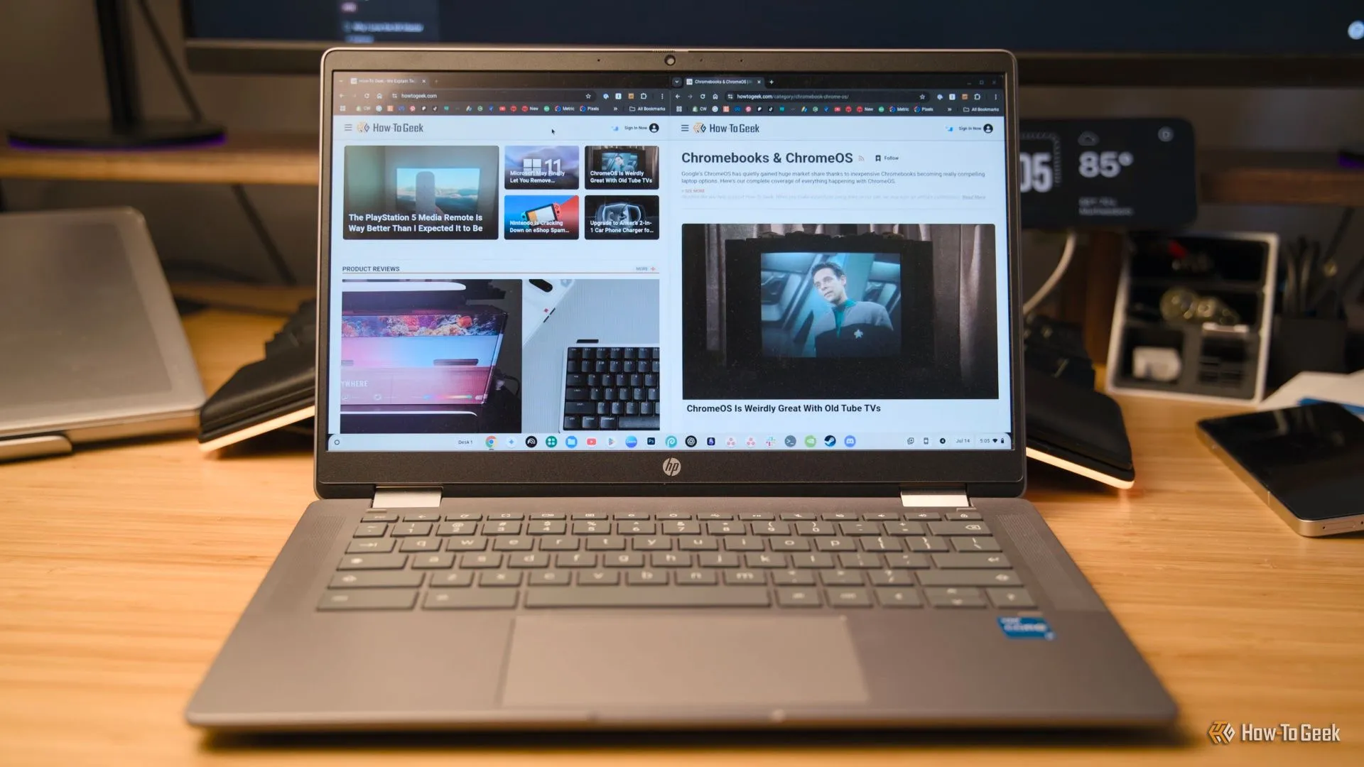Màn hình Chromebook hiển thị hai cửa sổ chia đôi, tối ưu đa nhiệm cho công việc và giải trí.