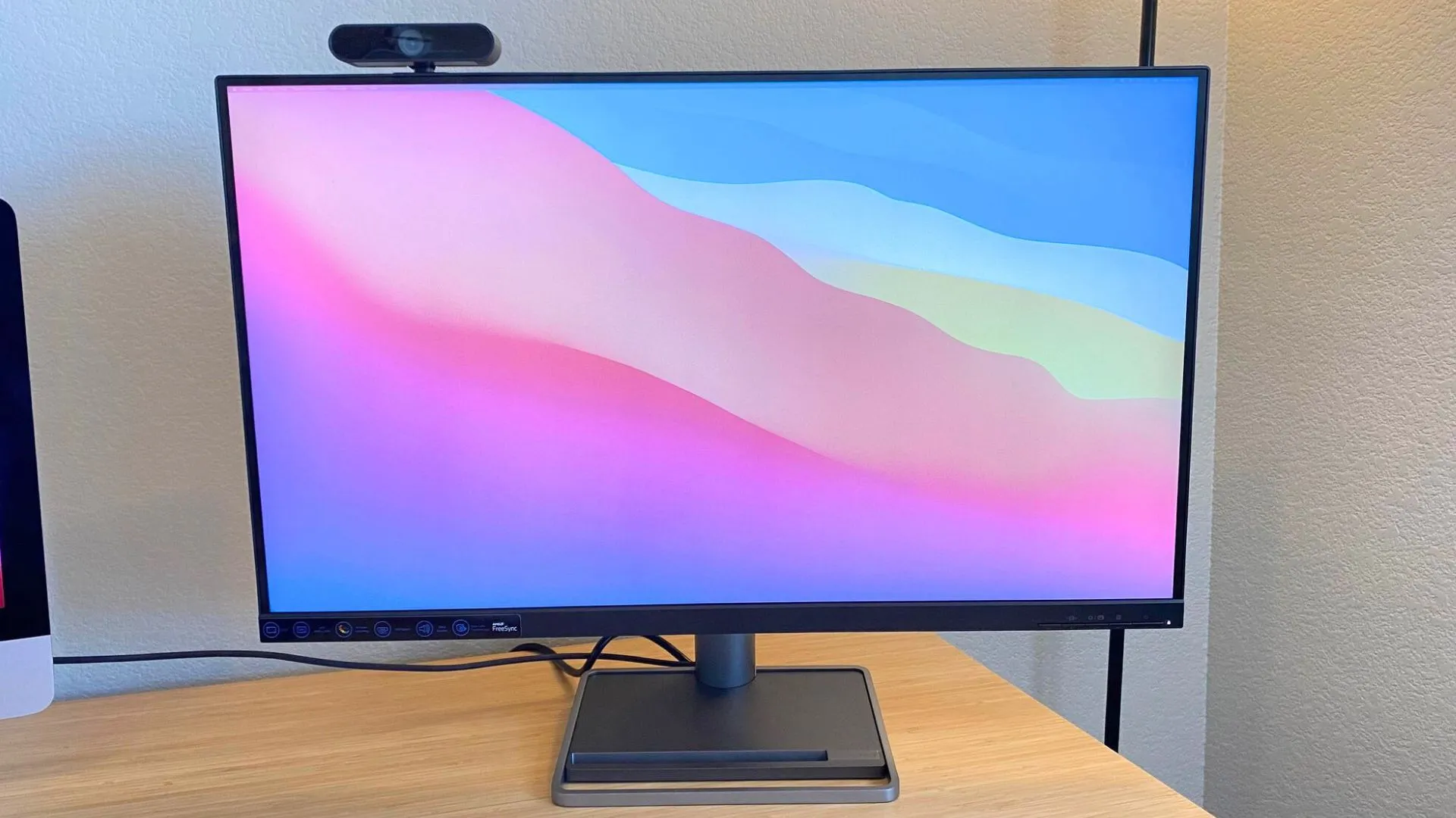 Màn hình Lenovo L32-p 30 có gắn webcam, minh họa cách sử dụng webcam tiện lợi qua cổng USB màn hình