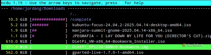 Màn hình Terminal Linux với ncdu đang hiển thị chi tiết thư mục Downloads.