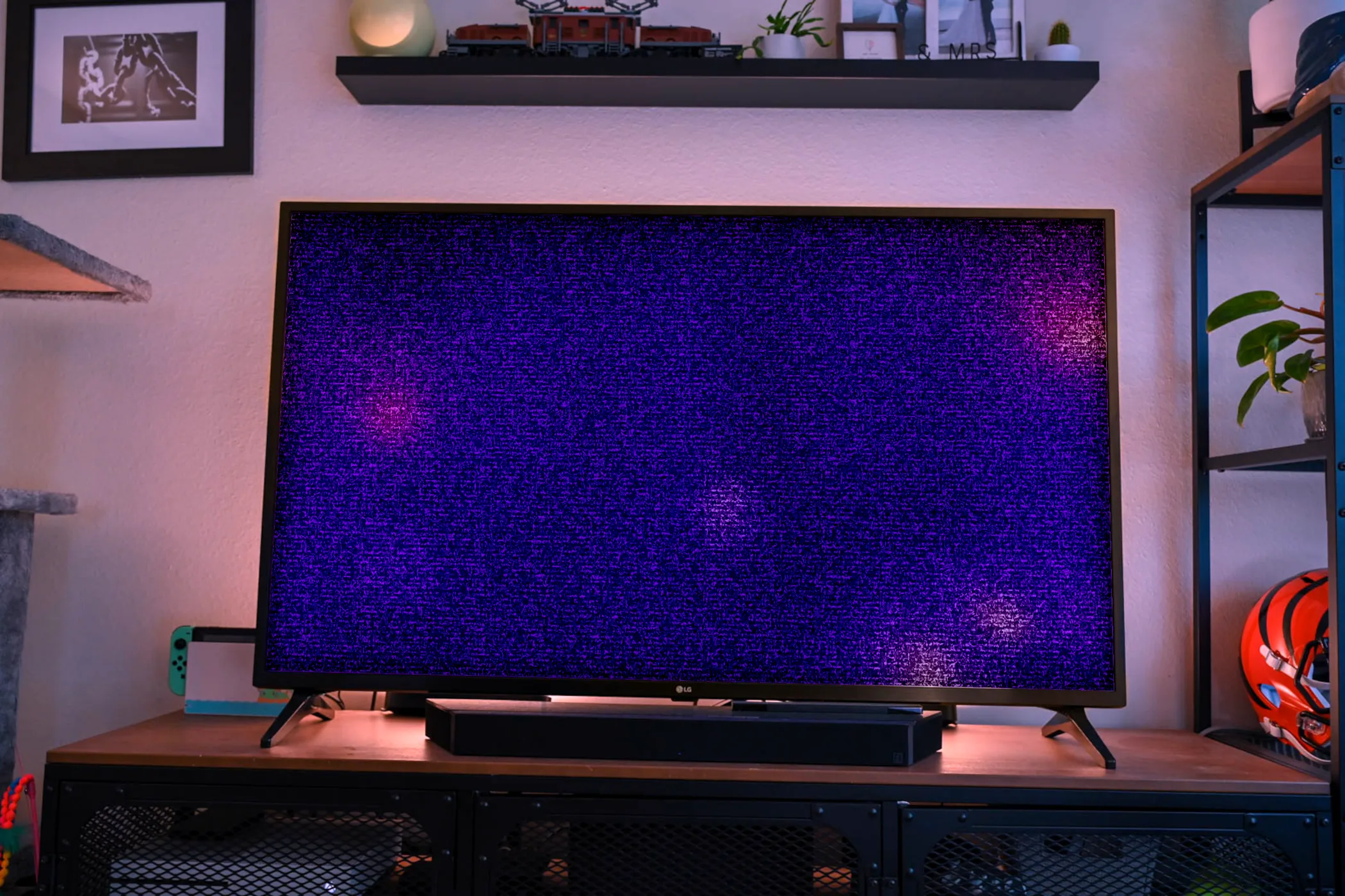 Màn hình TV &quot;cục gạch&quot; với nhiễu sóng (static) biểu tượng cho sự đơn giản và thiếu kết nối mạng của các thiết bị TV cũ.