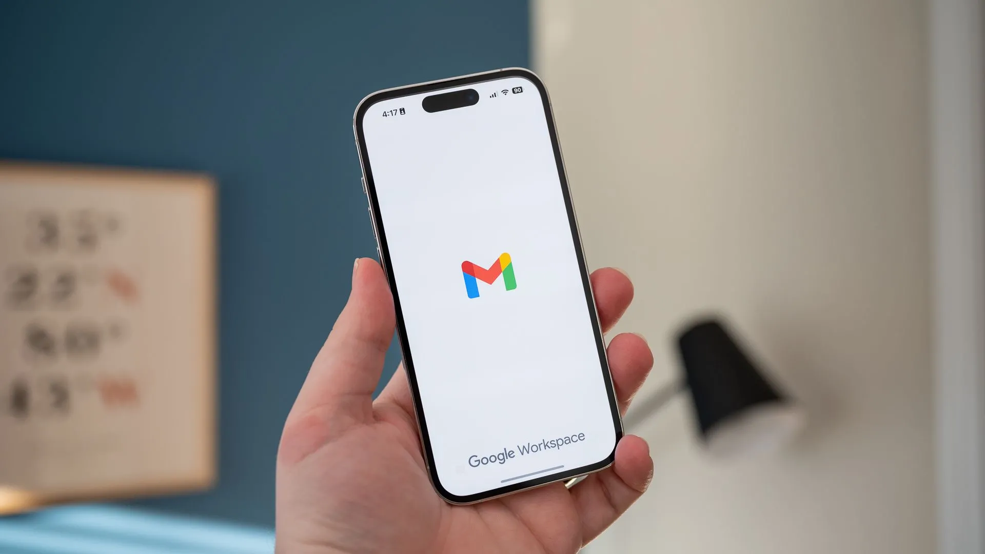 Màn hình ứng dụng Gmail đang tải trên iPhone 14 Pro, minh họa sự cố truy cập Gmail trên iOS khi dùng Pi-hole.