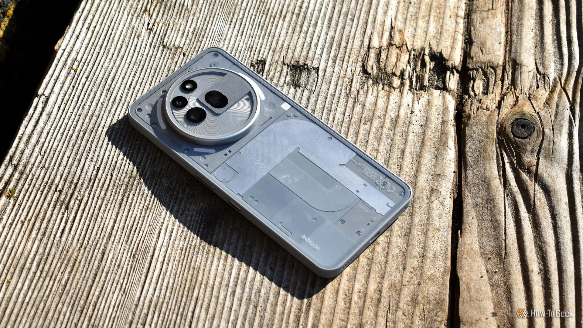 Mặt lưng trong suốt của Nothing Phone (3a) Pro nhìn từ trên xuống, thể hiện thiết kế độc đáo.