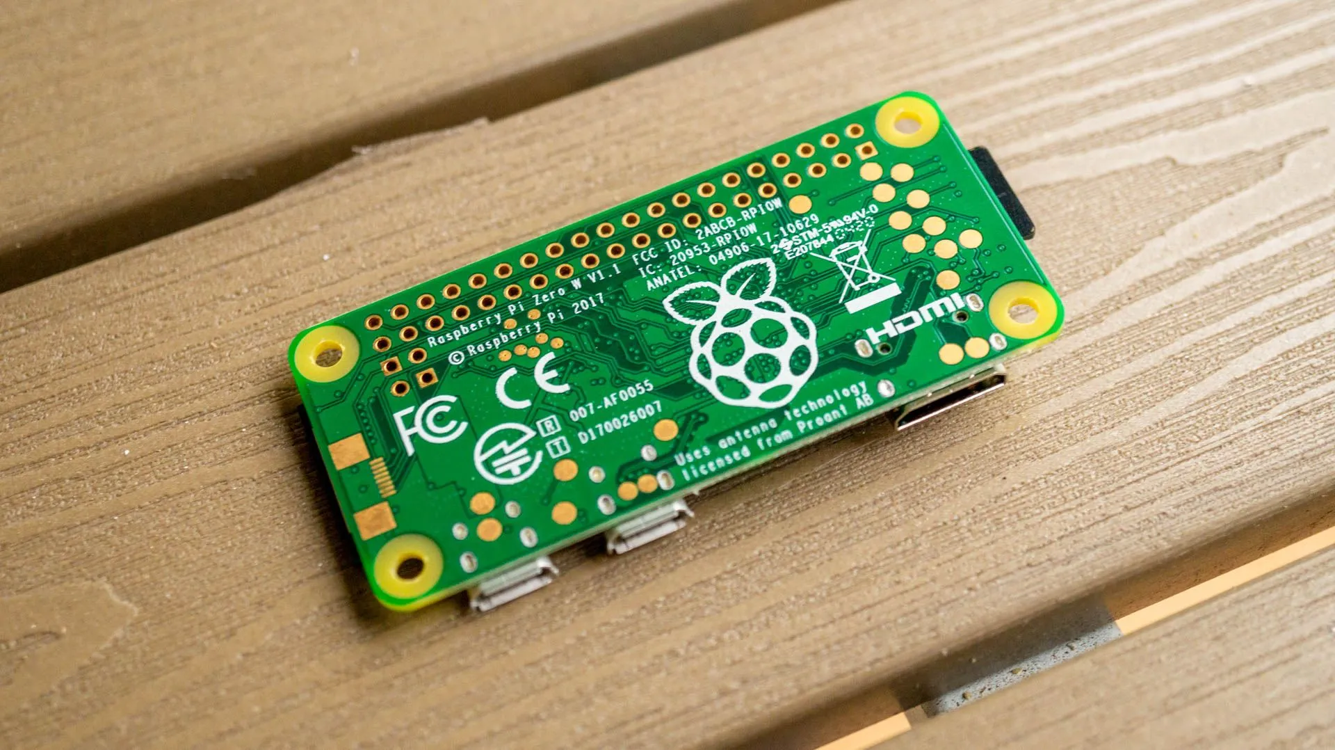 Mặt sau của Raspberry Pi Zero W, một lựa chọn siêu nhỏ gọn và tiết kiệm chi phí cho các dự án DIY nhẹ nhàng.