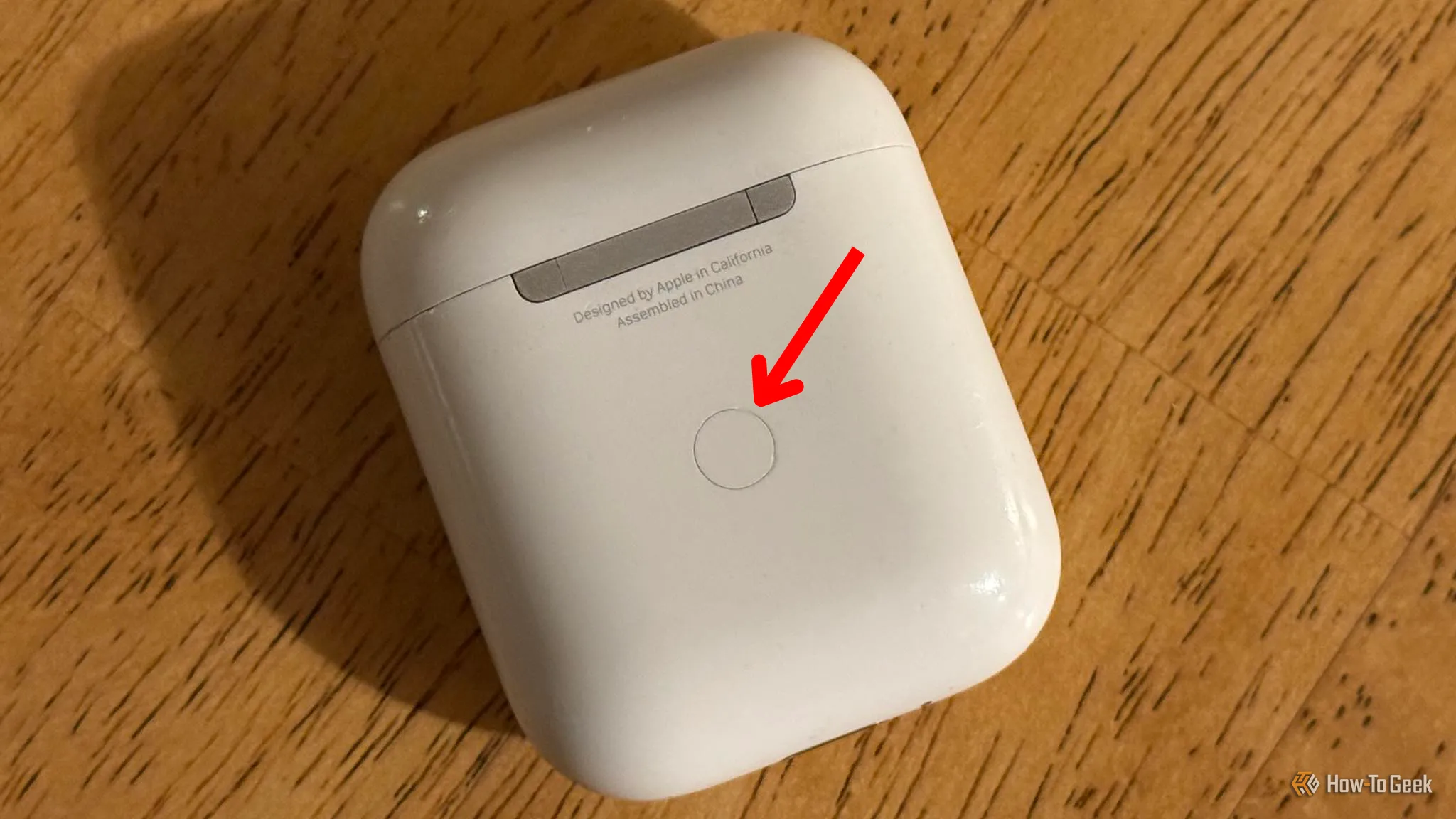 Mặt sau hộp sạc AirPods hiển thị nút cài đặt (Setup button) để kích hoạt chế độ ghép nối Bluetooth