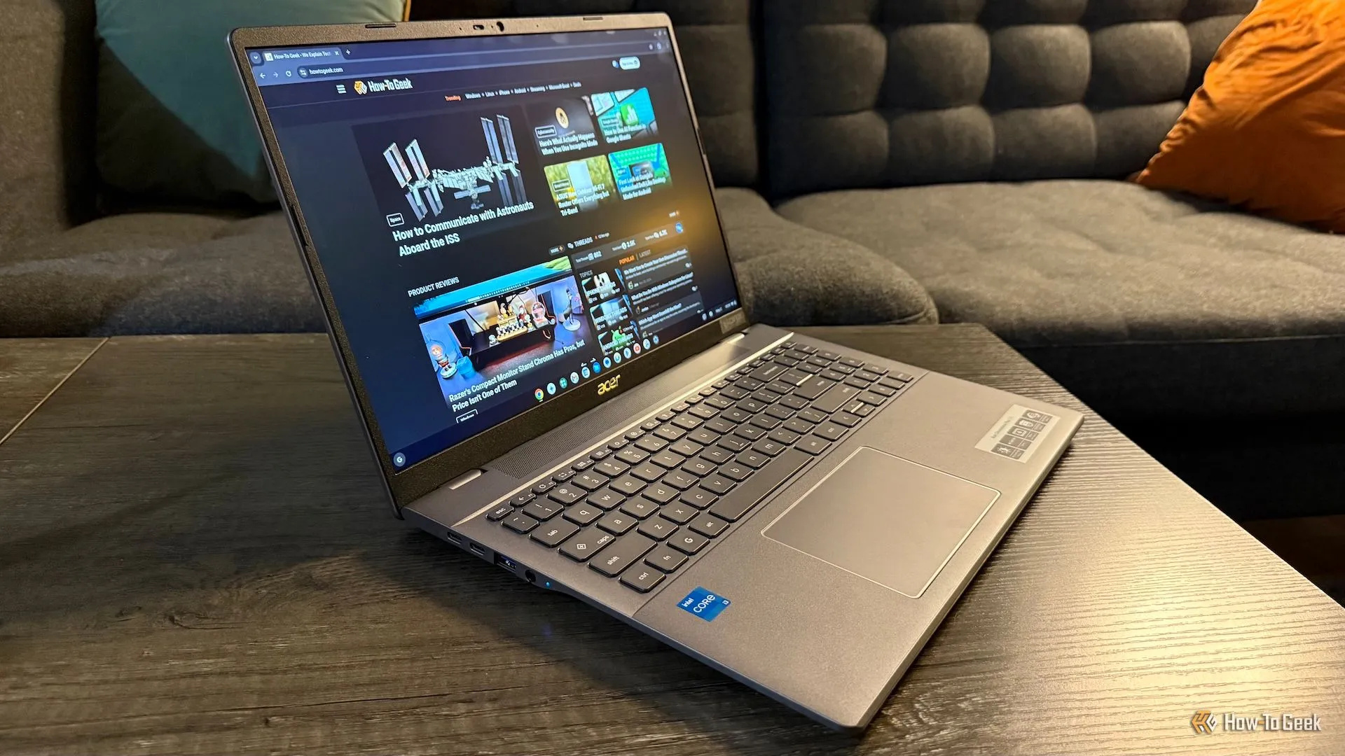 Máy tính Acer Chromebook Plus 516 mở ra trên bàn, chụp từ một góc.