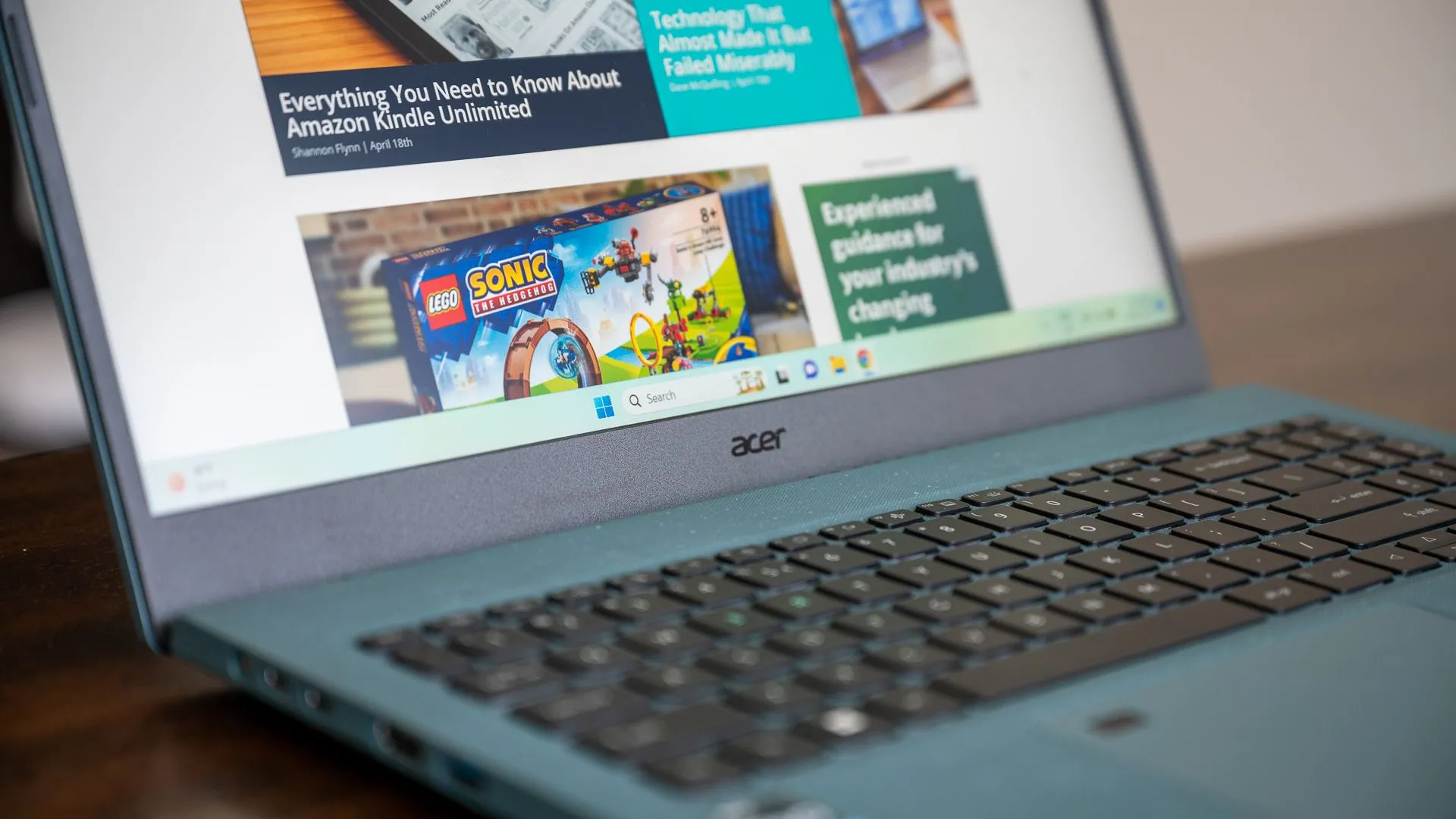 Máy tính xách tay Acer chạy Windows 11 trên bàn