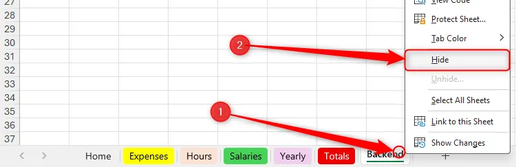 Menu chuột phải trên tab worksheet Excel được mở rộng và tùy chọn Hide (Ẩn) được chọn