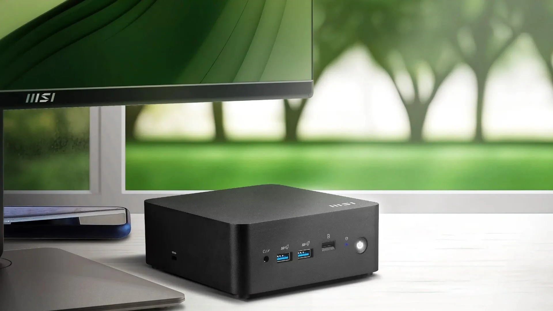 Mini PC MSI Cubi NUC AI Series cạnh màn hình