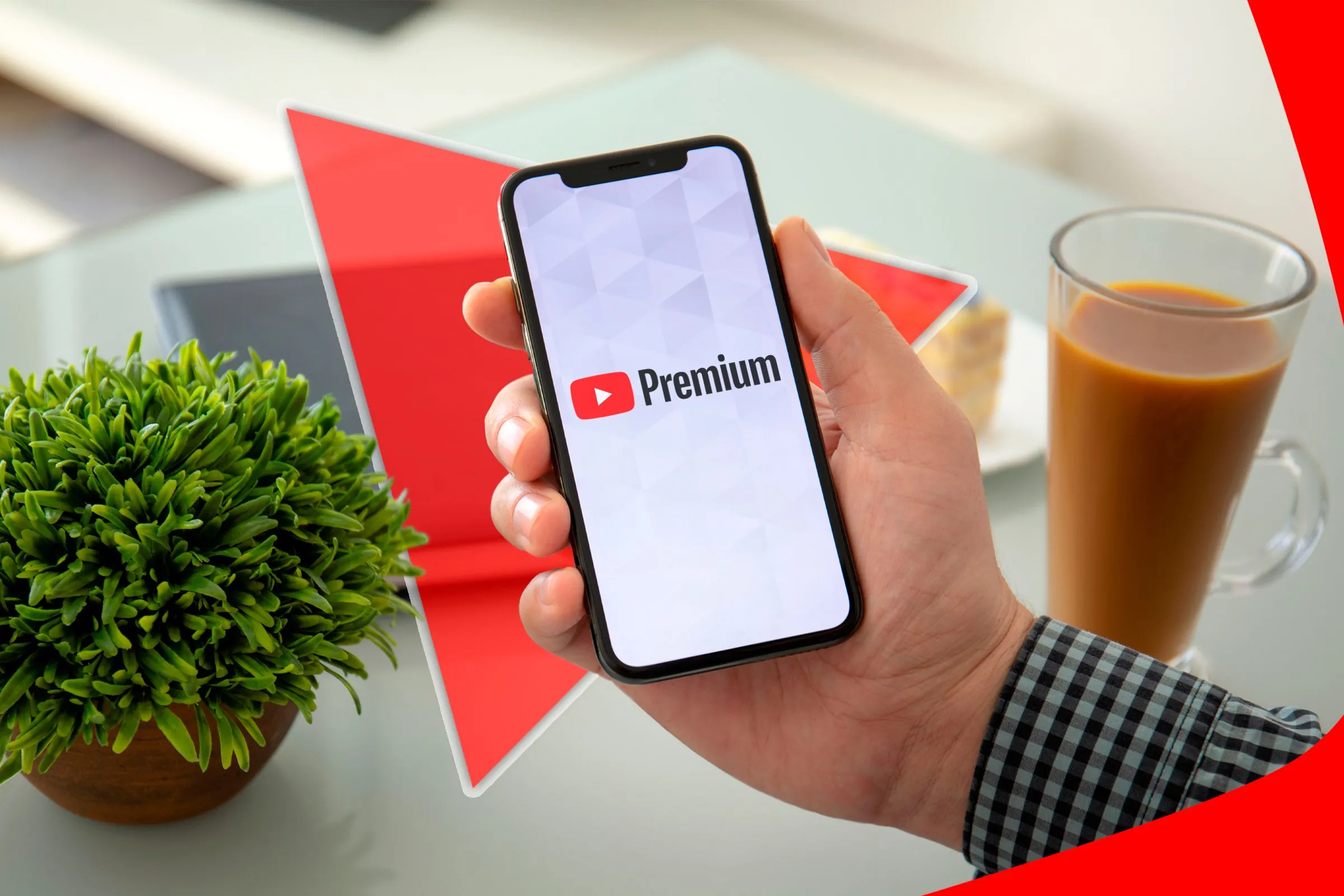 Một bàn tay cầm điện thoại thông minh hiển thị logo YouTube Premium, minh họa vấn đề lịch sử xem YouTube bị chặn bởi Pi-hole.