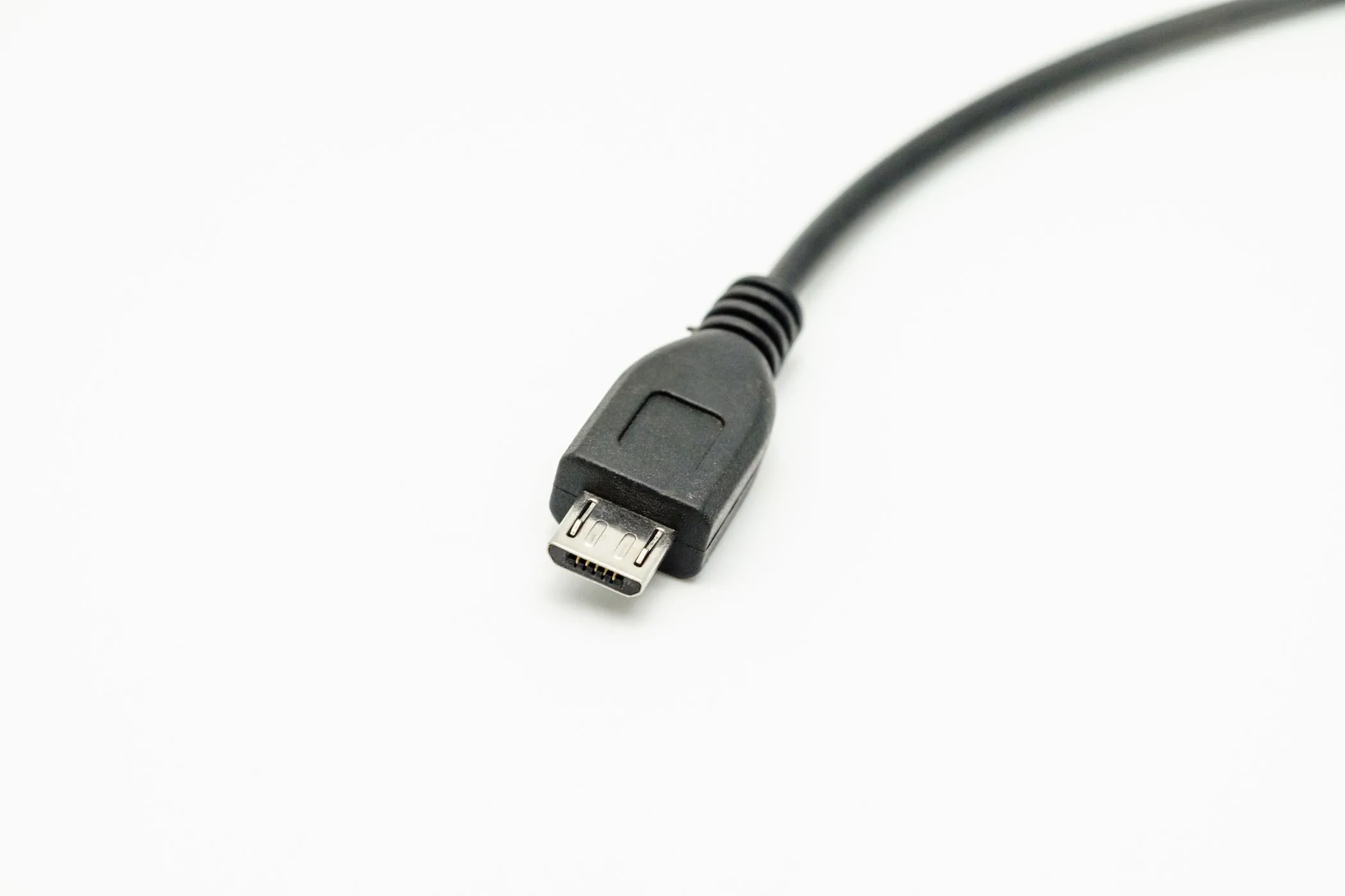 Một đầu nối cáp Micro-USB trên nền trắng, thể hiện giá trị của chuẩn sạc cũ trong việc kết nối các thiết bị công nghệ.