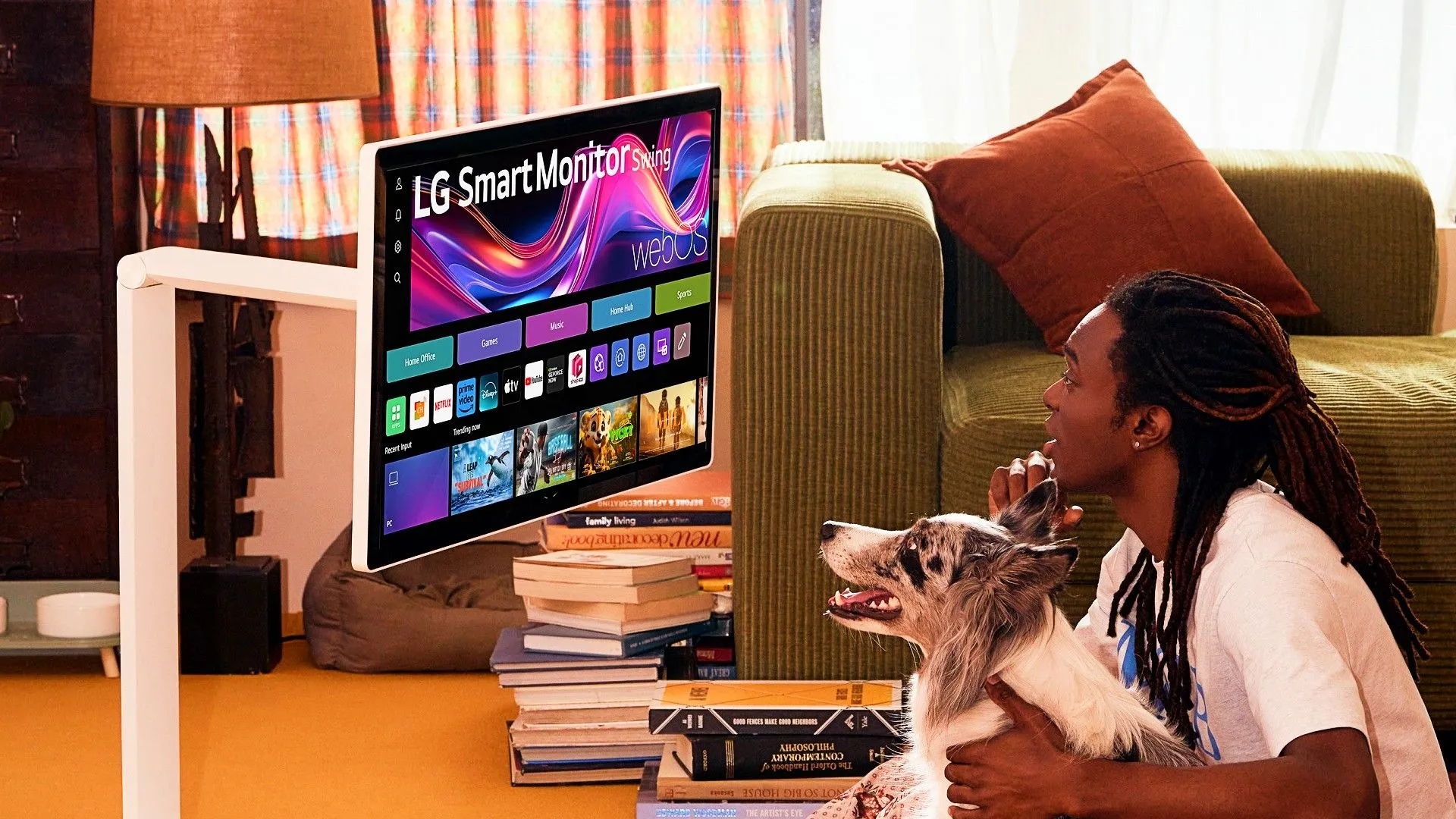 Người đàn ông sử dụng màn hình thông minh LG Smart Monitor Swing có thể điều chỉnh linh hoạt