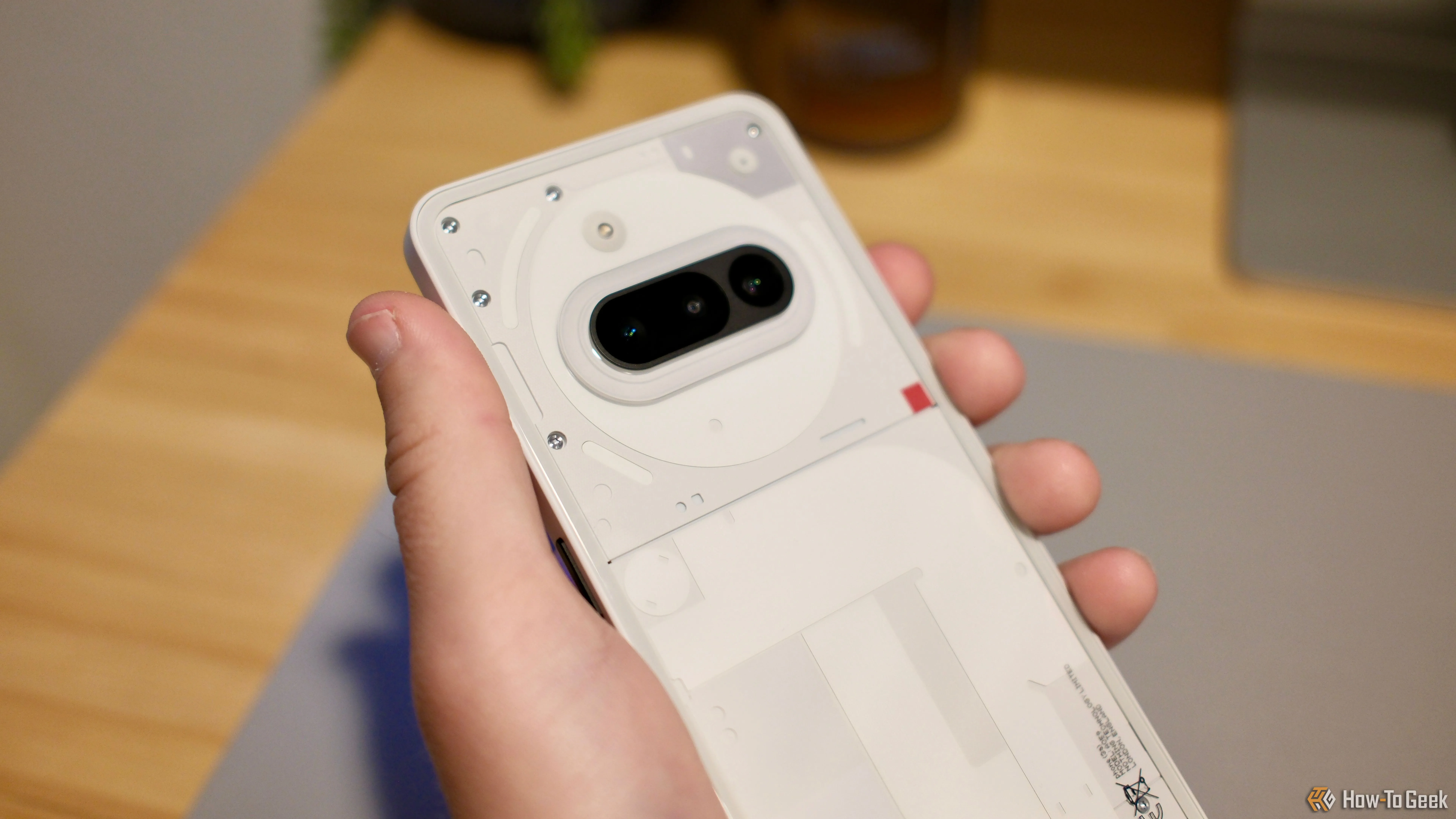 Người dùng cầm Nothing Phone 3a trên tay, minh họa kích thước và trải nghiệm sử dụng