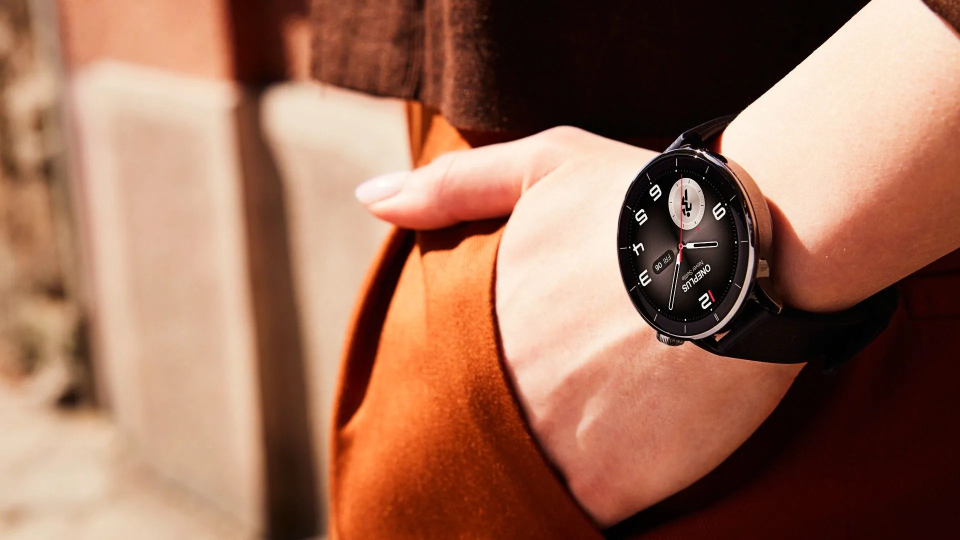 Người dùng đang đeo đồng hồ thông minh OnePlus Watch 3