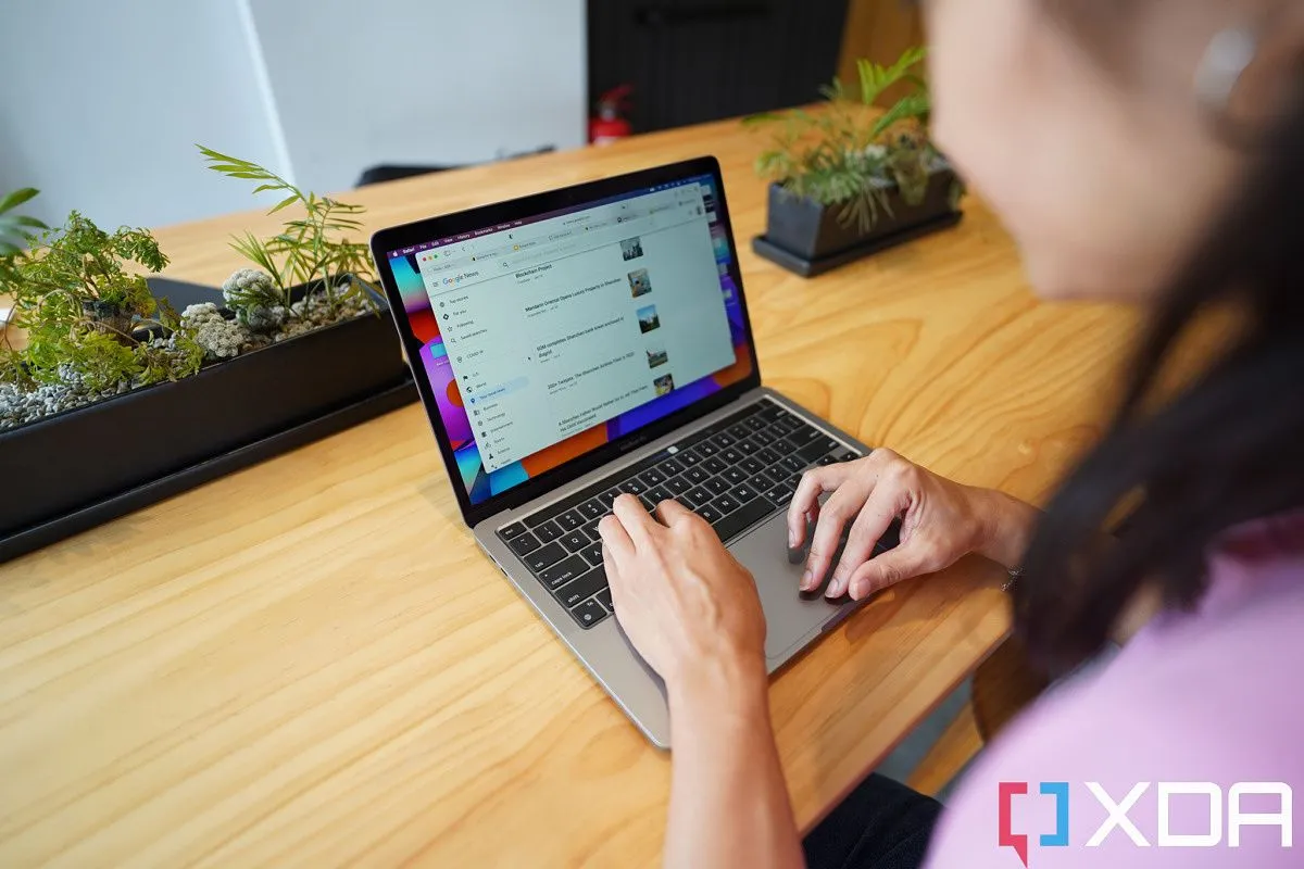Người dùng đang gõ trên MacBook, minh họa cho tầm quan trọng của bàn phím khi mua MacBook cũ