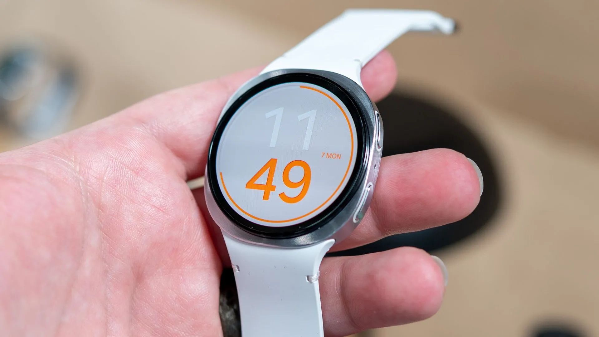 Người dùng đeo Samsung Galaxy Watch 8, thể hiện thiết kế dây đeo mới