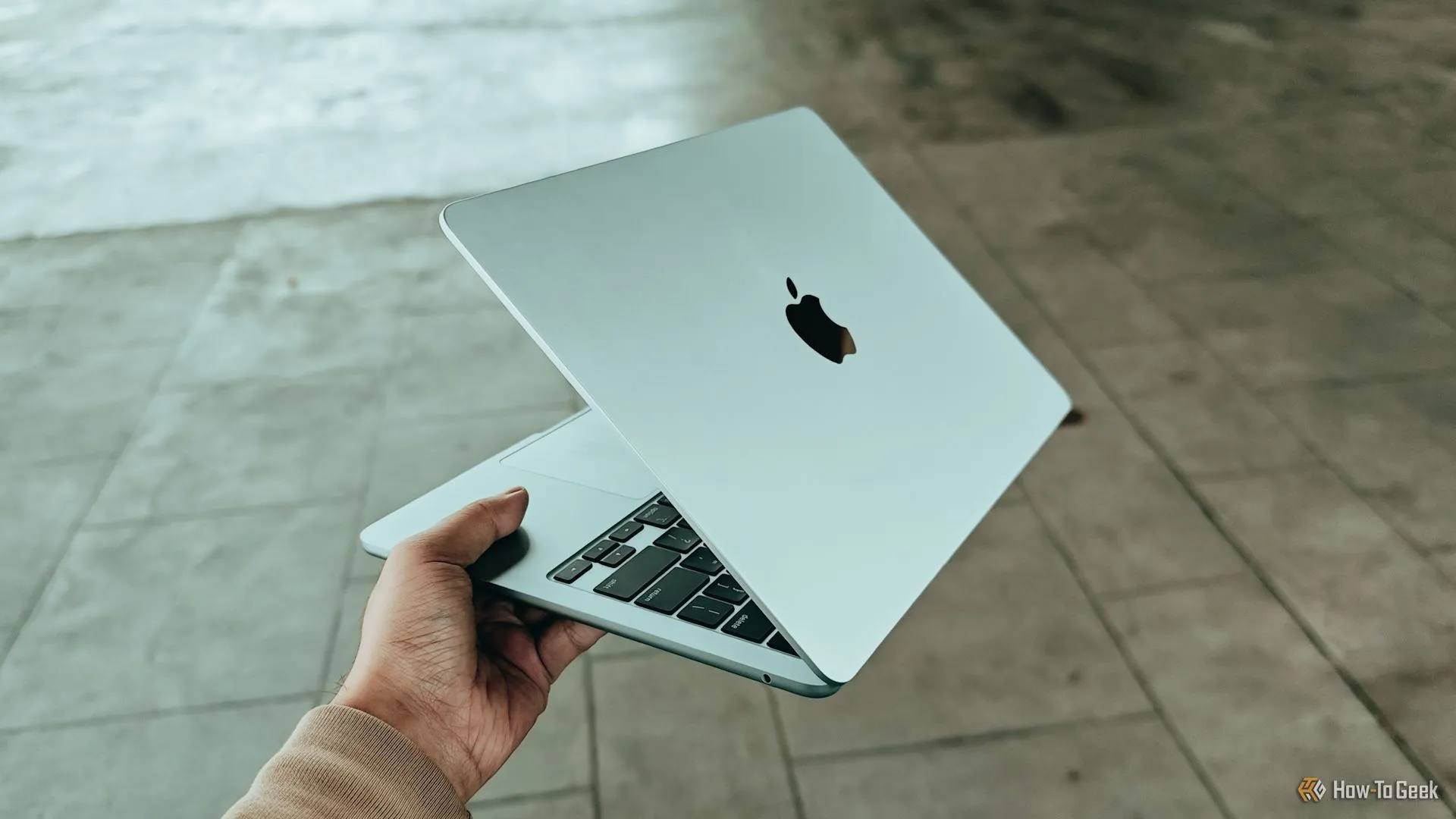 Người dùng trải nghiệm MacBook Air M4 13 inch với chip Apple M4