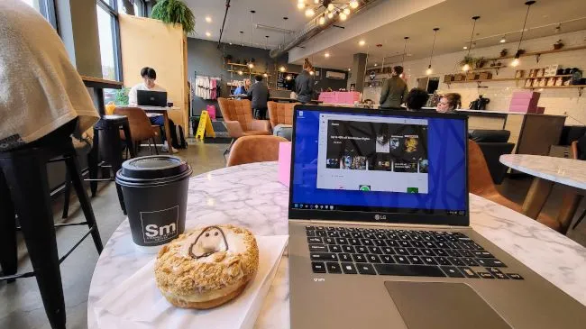 Nguy cơ tiềm ẩn khi kết nối máy tính xách tay với Wi-Fi công cộng tại quán cà phê.