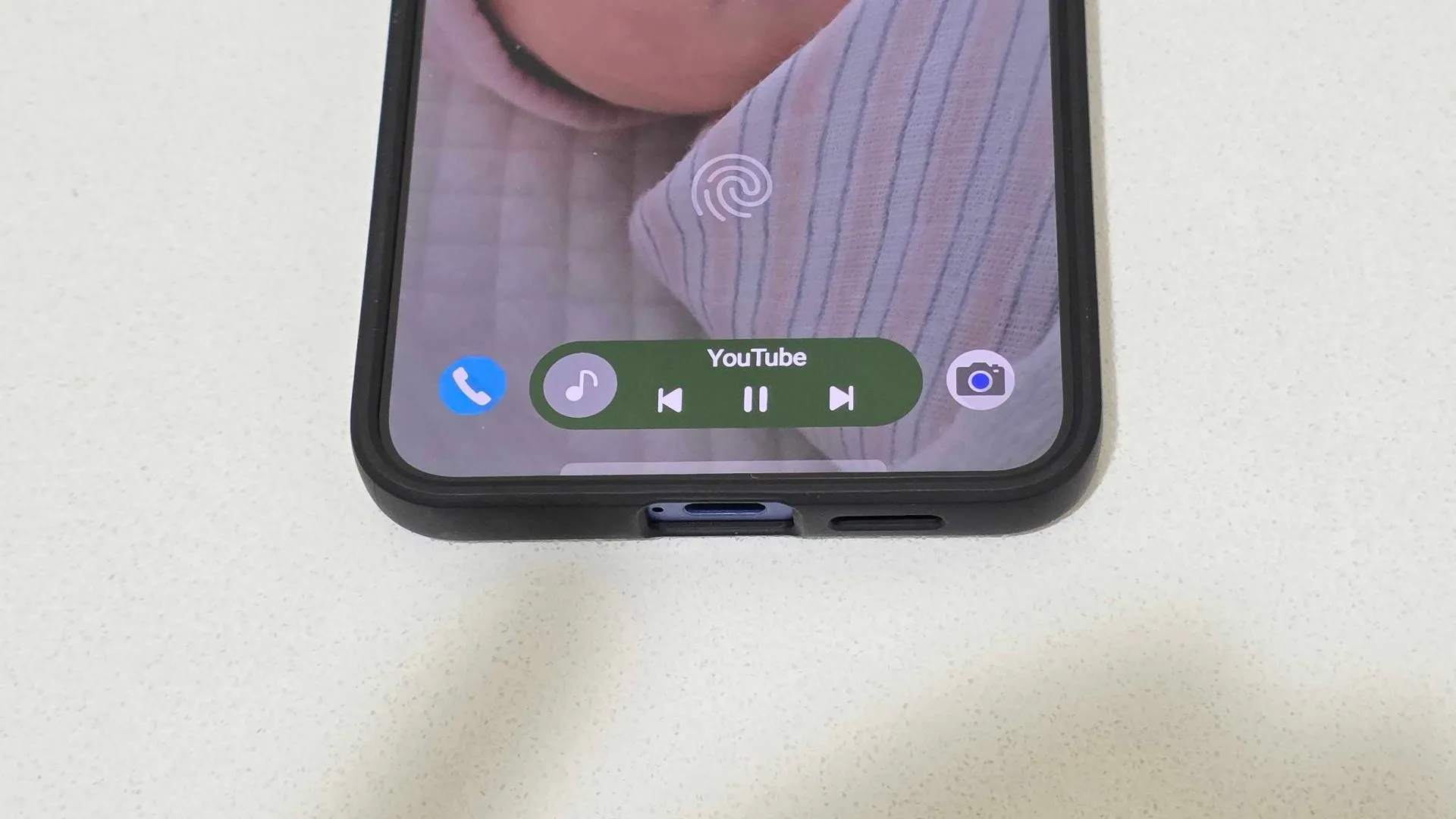 Now Bar trên Galaxy S25+ hiển thị thông tin ứng dụng YouTube TV, minh họa tiềm năng hỗ trợ bên thứ ba.