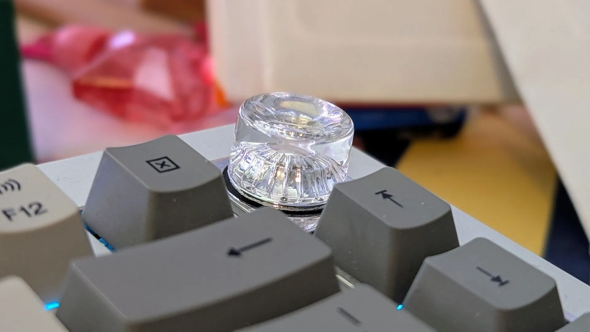 Núm xoay âm lượng vật lý trên bàn phím OnePlus Keyboard 81 Pro, mang lại trải nghiệm điều khiển xúc giác hài lòng.