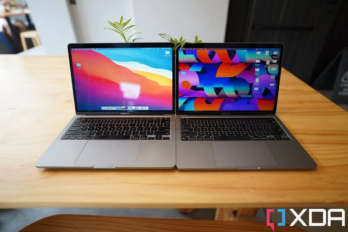 So sánh MacBook Pro 13 inch 2020 chạy chip Intel (trái) và MacBook Pro 13 inch 2022 chạy chip M2 (phải, thể hiện sự khác biệt về hiệu năng chip khi chọn MacBook cũ