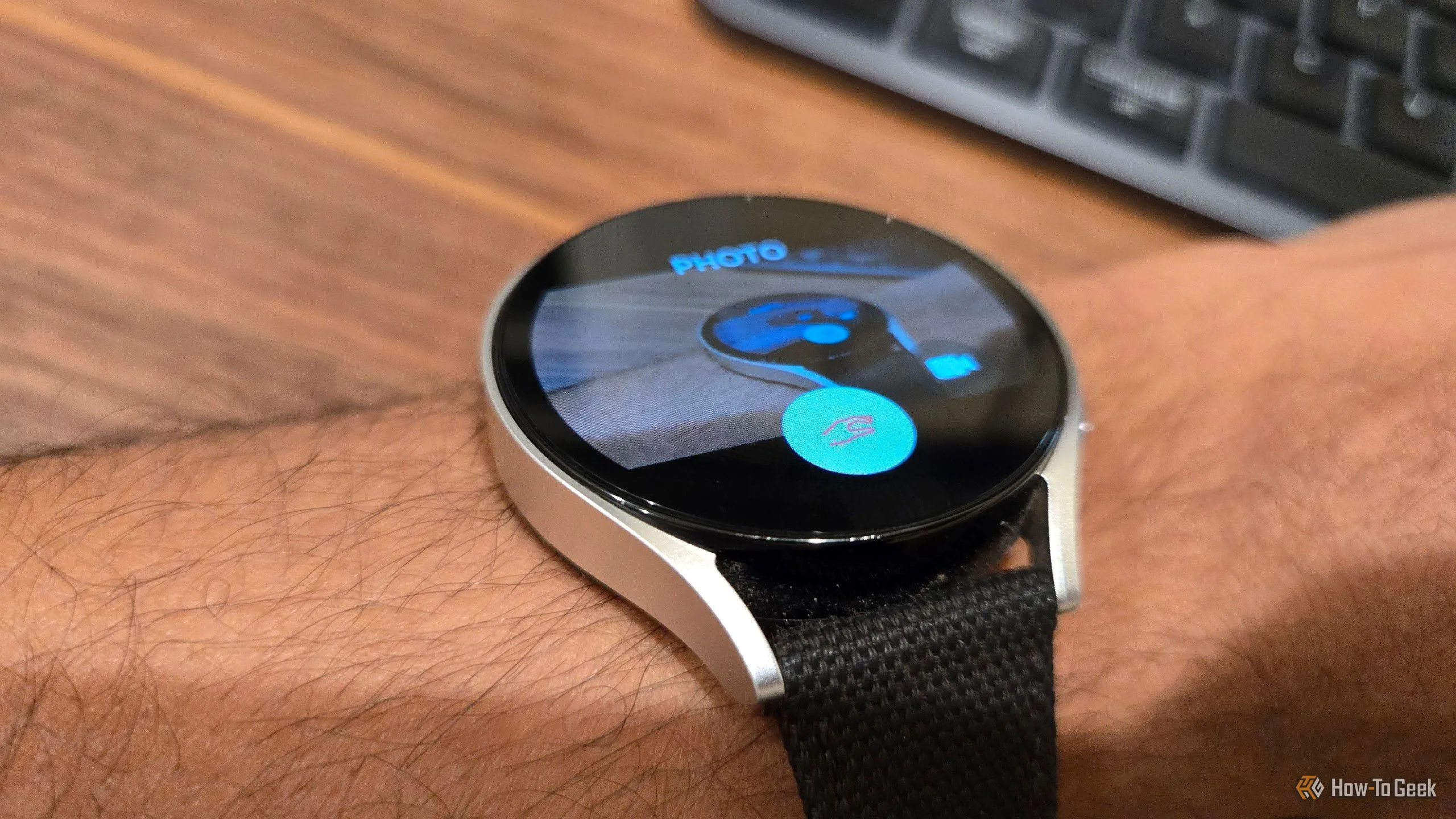 Sử dụng cử chỉ chụm ngón tay đôi để kích hoạt chụp ảnh từ xa trên Galaxy Watch