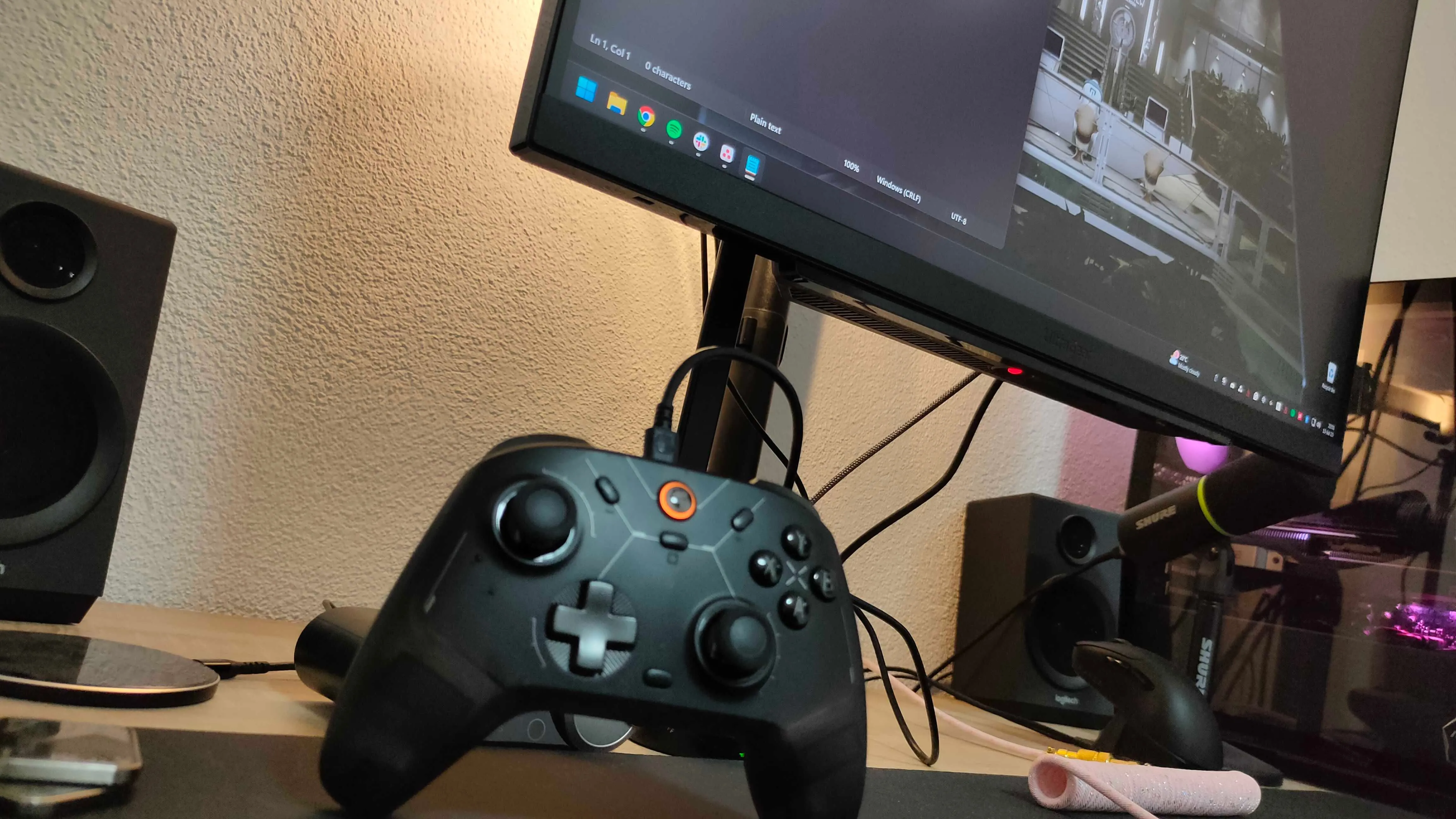 Tay cầm chơi game GameSir Cyclone 2 đang sạc và kết nối có dây với màn hình qua cổng USB, tối ưu trải nghiệm gaming