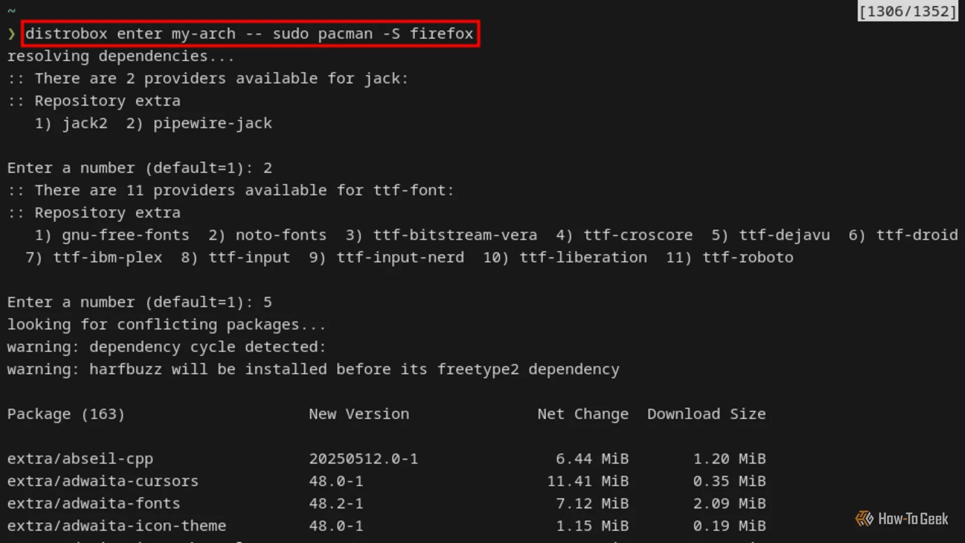 Terminal Linux hiển thị lệnh cài đặt trình duyệt Firefox vào container Arch Linux bằng Distrobox, minh họa quá trình quản lý gói ứng dụng.