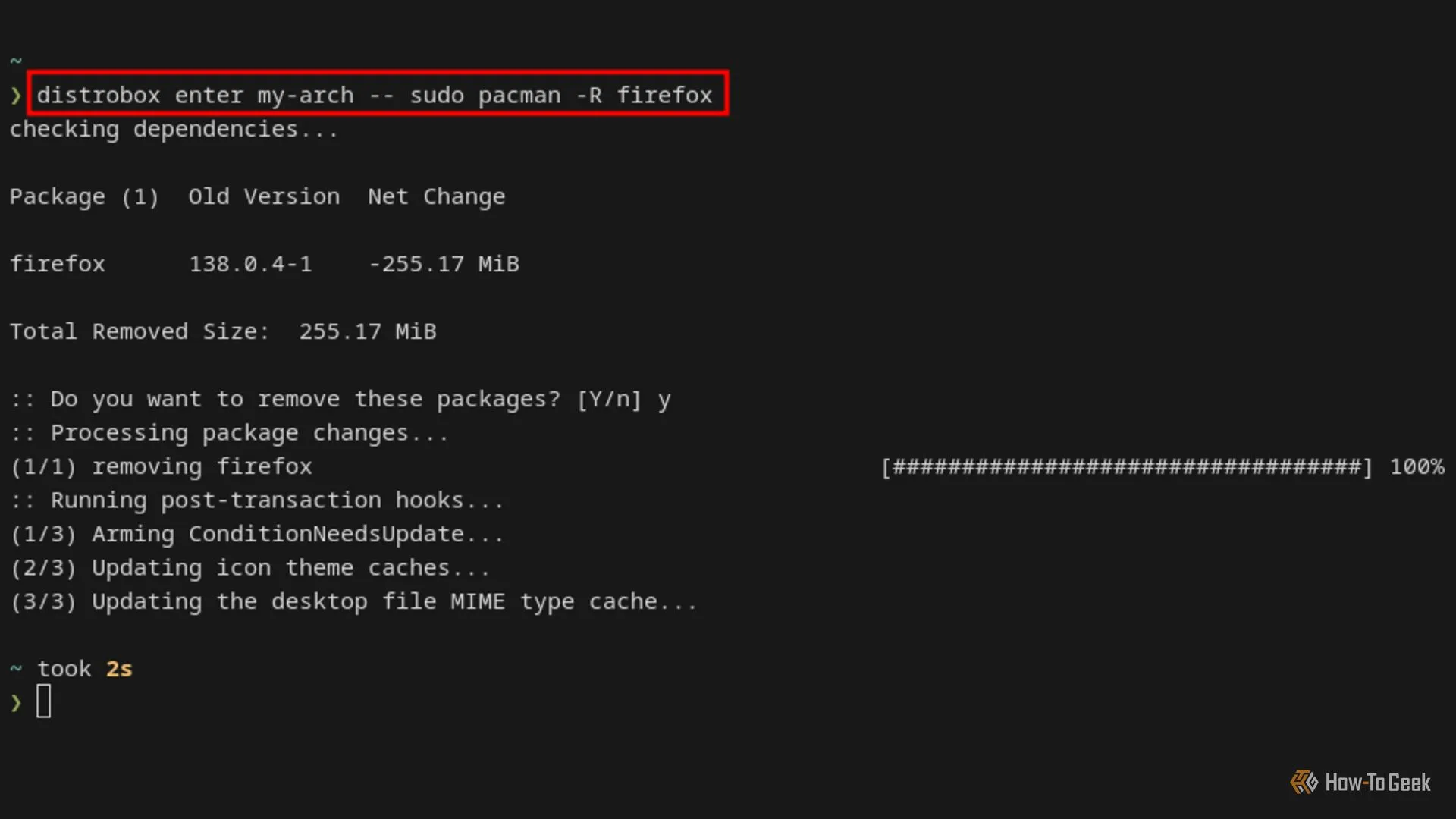 Terminal Linux hiển thị lệnh gỡ cài đặt trình duyệt Firefox khỏi container Distrobox Arch Linux, hoàn tất quá trình quản lý ứng dụng.