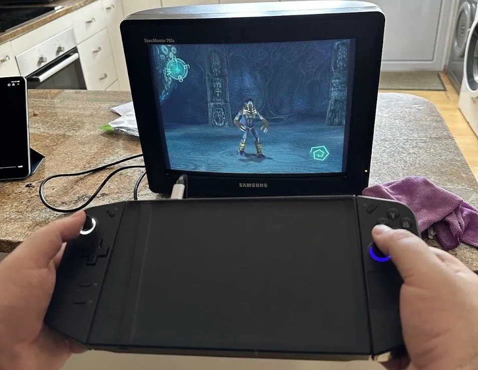 Thiết bị Lenovo Legion Go cắm vào màn hình CRT, đang chơi Legacy of Kain Soul Reaver 1 và 2 Remastered, tạo thành một trạm chơi game retro.