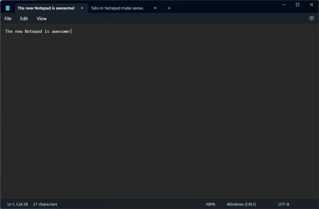 Ứng dụng Notepad trên Windows 11 hiển thị ở chế độ Dark Mode, minh họa các cải tiến về giao diện và tính năng tiện lợi.