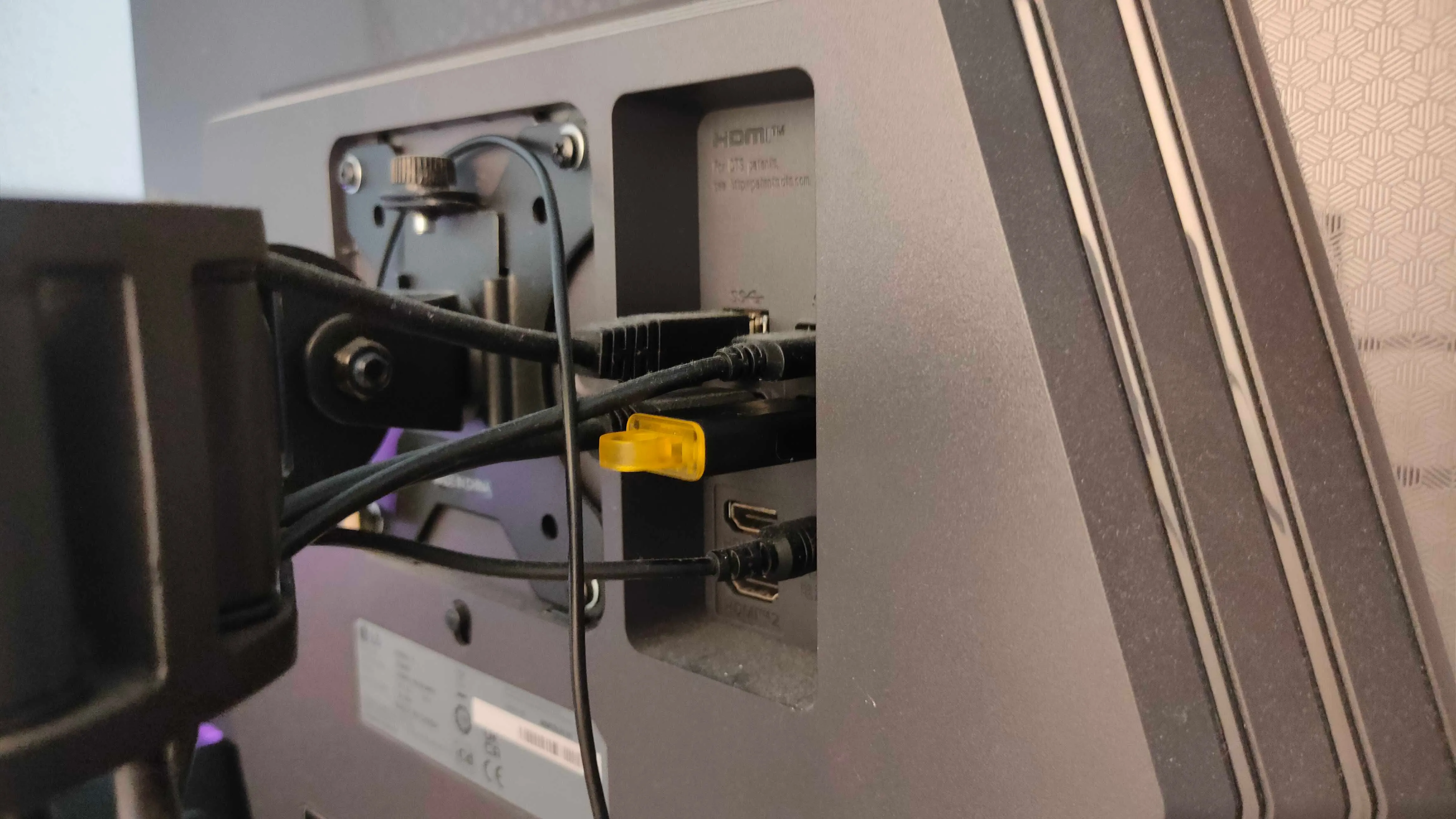 USB flash drive được cắm vào cổng USB phía sau màn hình, tiện lợi cho việc truyền tải dữ liệu