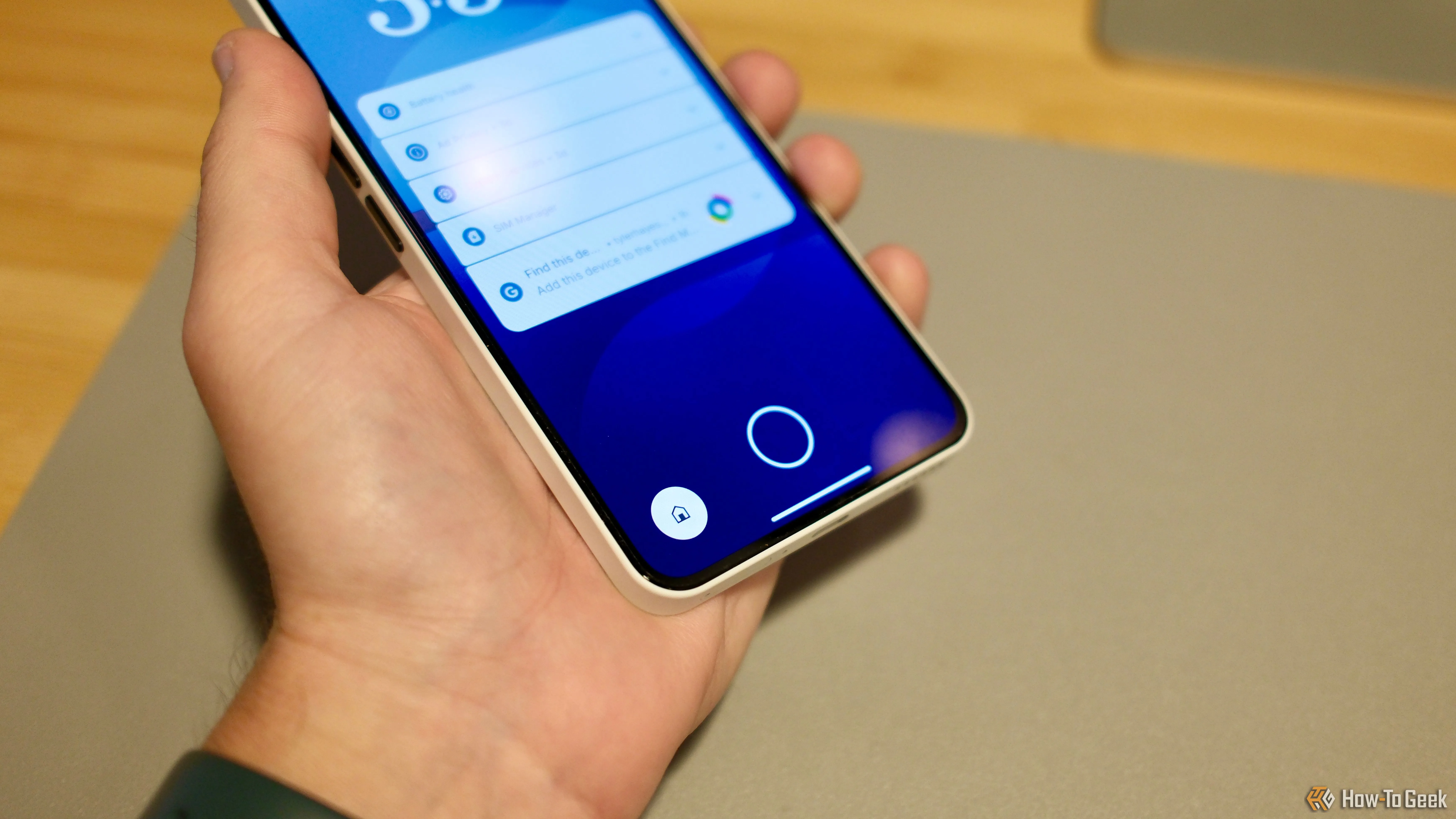 Vòng cảm biến vân tay dưới màn hình và thiết kế tinh tế của Nothing Phone 3a